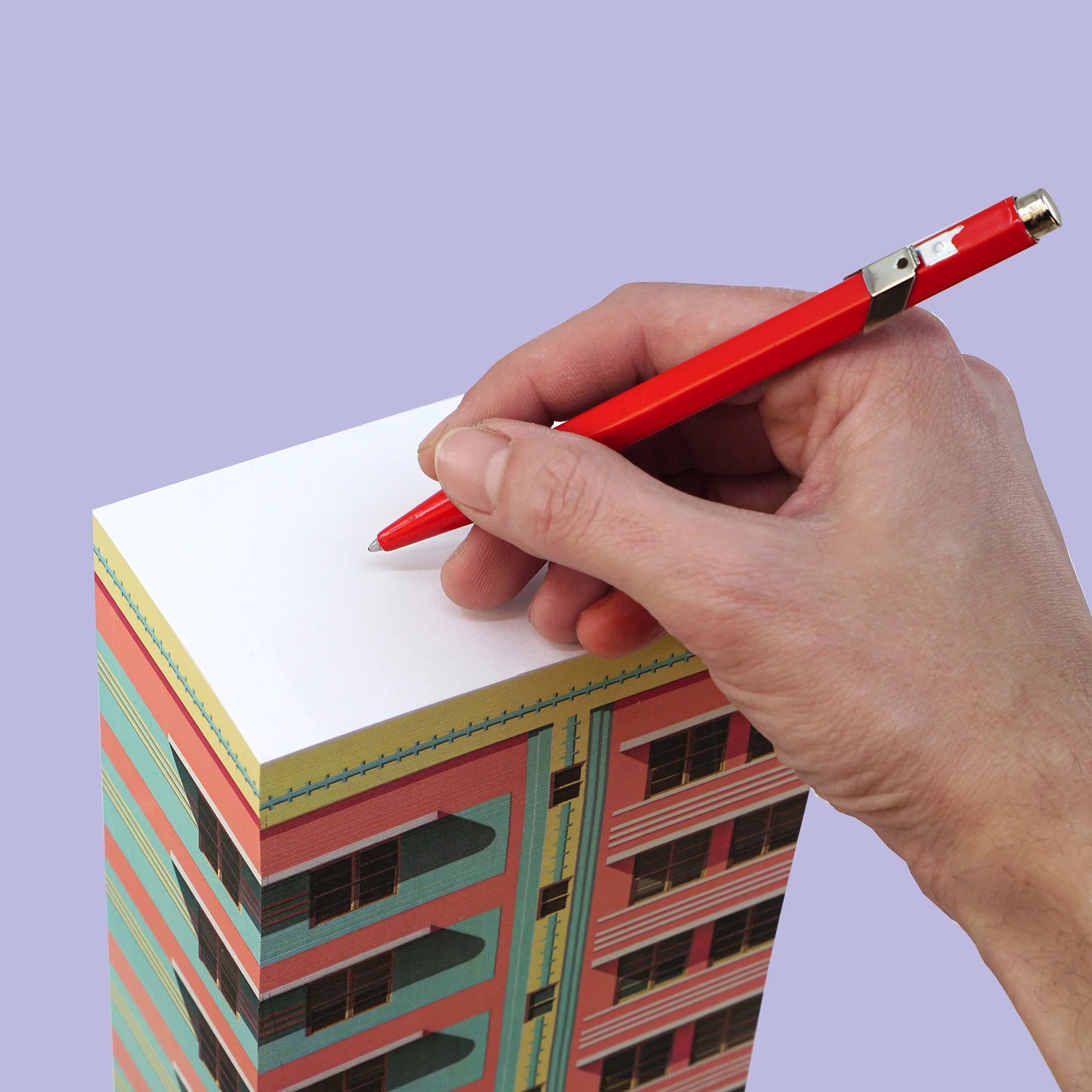 Paperscraper Miami│Memoblok│hand met rode pen op bovenste blad