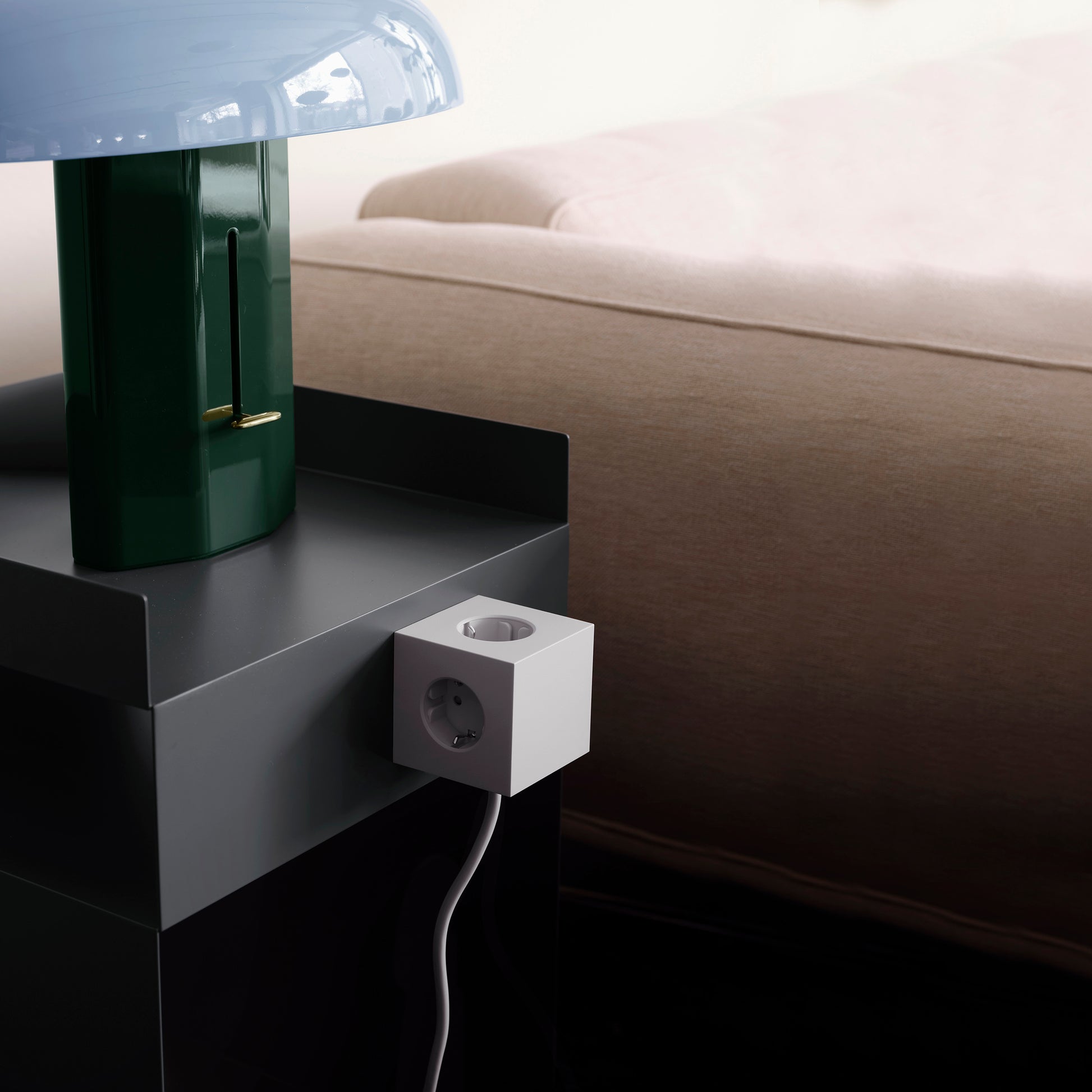 Avolt Square 1 Stekkerdoos & USB-C oplader│3 meter│Gotland Grey│art. SQ1-EUFC-30GG│met magneet aan metalen nachtkastje