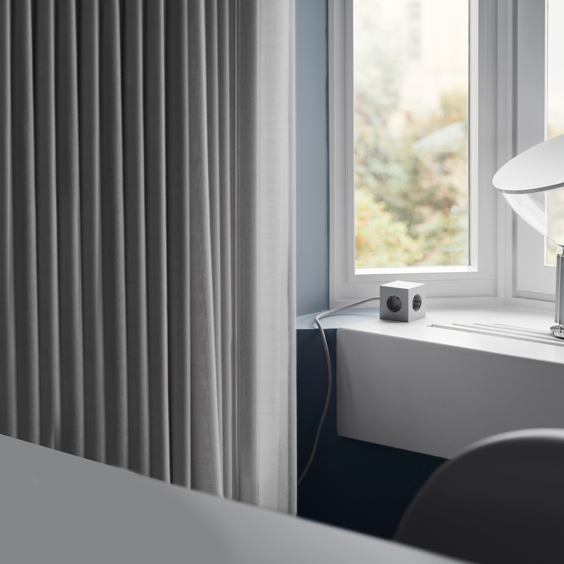 Avolt Square 1 Stekkerdoos & USB-C oplader│3 meter│Gotland Grey│art. SQ1-EUFC-30GG│liggend op vensterbank