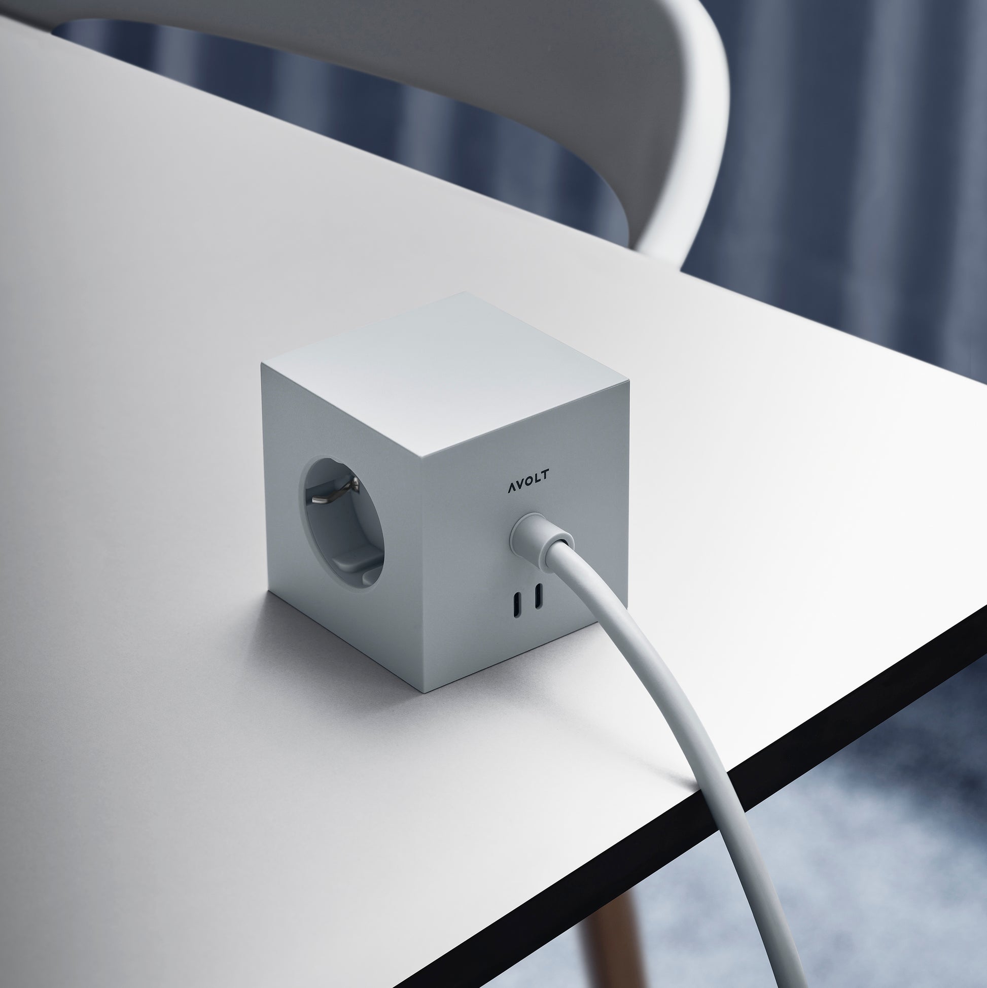 Avolt Square 1 Stekkerdoos & USB-C oplader│3 meter│Gotland Grey│art. SQ1-EUFC-30GG│liggend op witte tafel