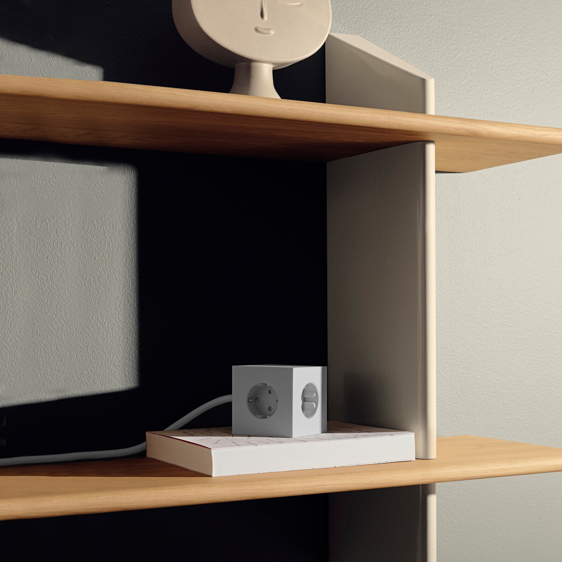 Avolt Square 1 Stekkerdoos & USB-C oplader│3 meter│Gotland Grey│art. SQ1-EUFC-30GG│op boek in kast
