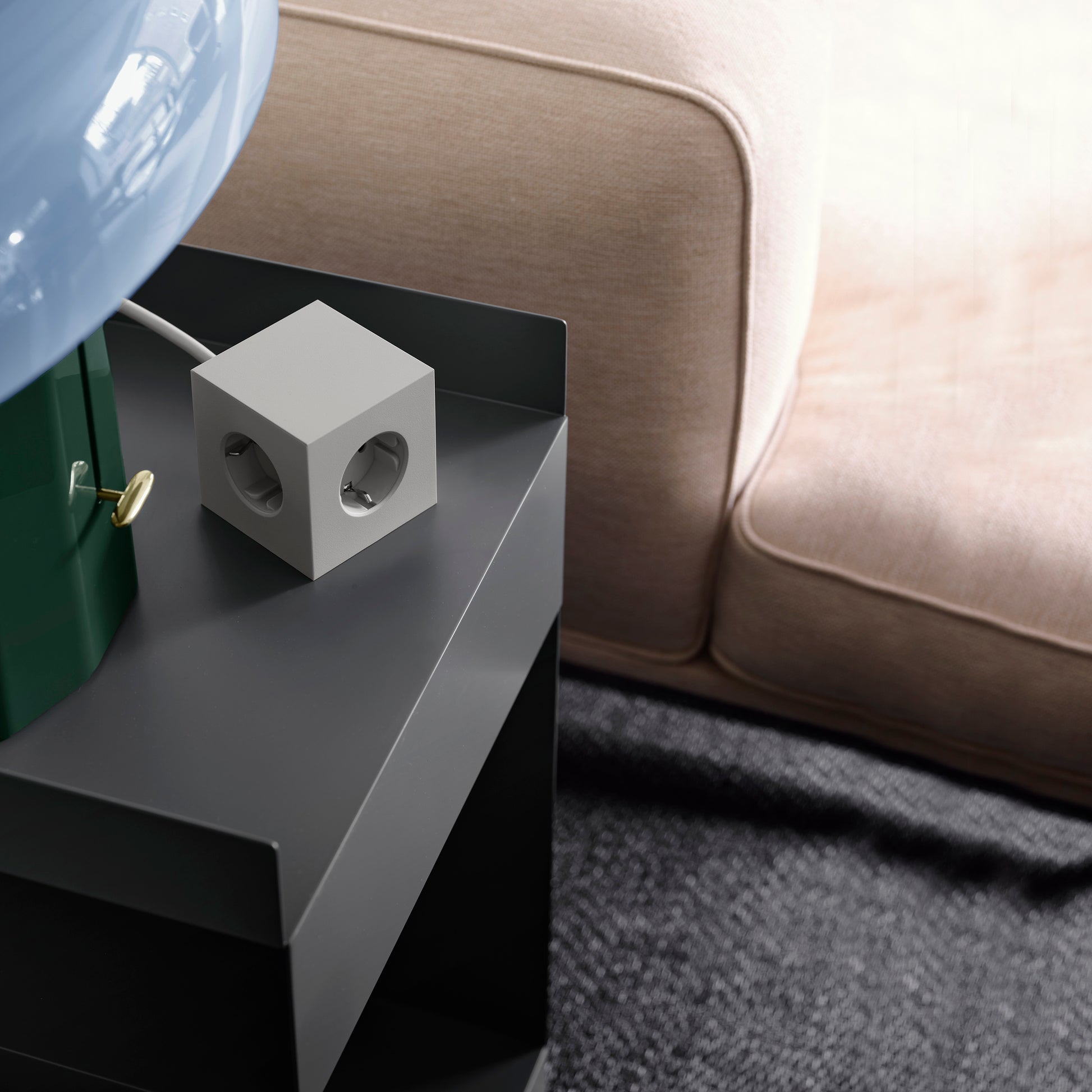 Avolt Square 1 Stekkerdoos & USB-C oplader│3 meter│Gotland Grey│art. SQ1-EUFC-30GG│liggend op metalen nachtkastje