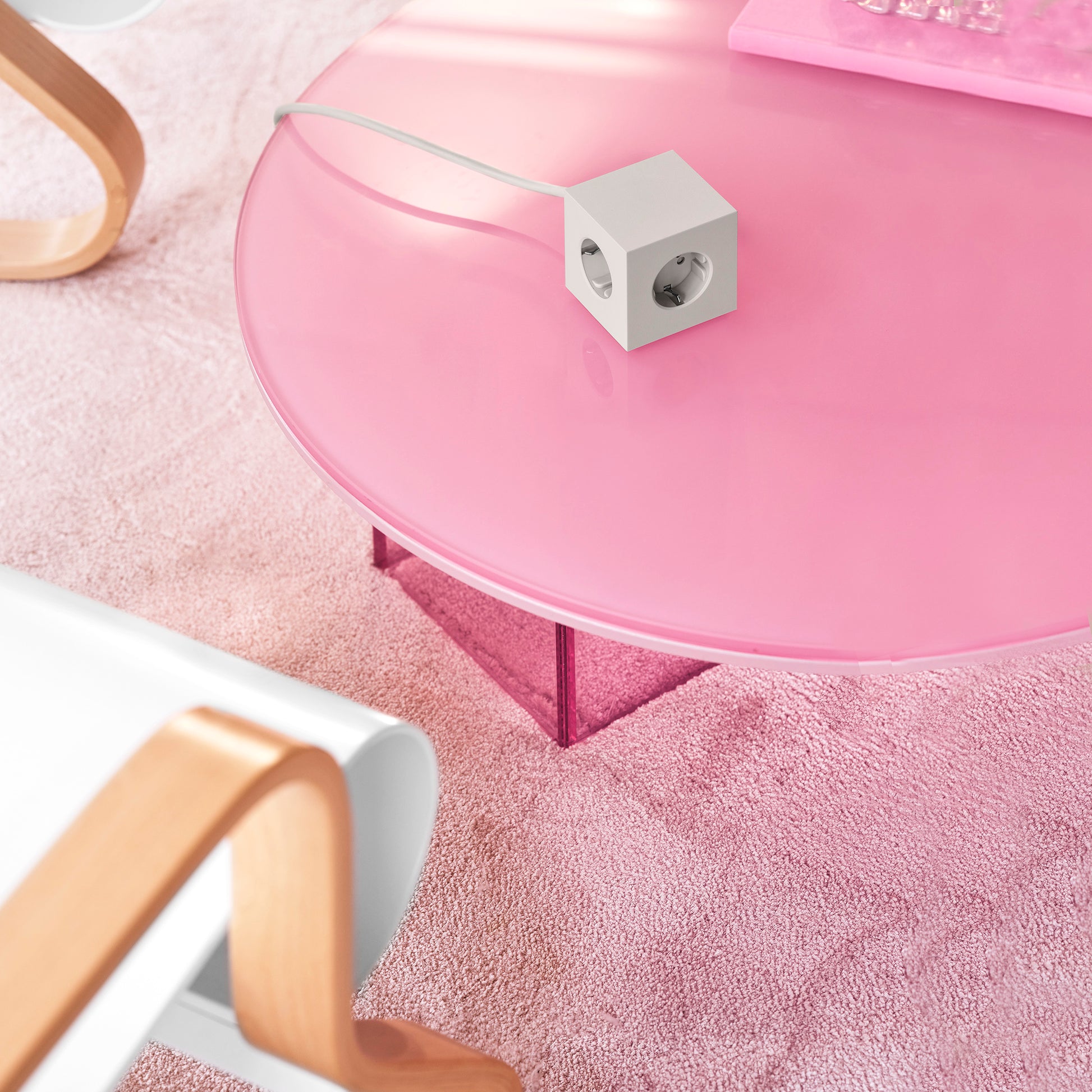 Avolt Square 1 Stekkerdoos & USB-C oplader│3 meter│Gotland Grey│art. SQ1-EUFC-30GG│op roze bijzettafel