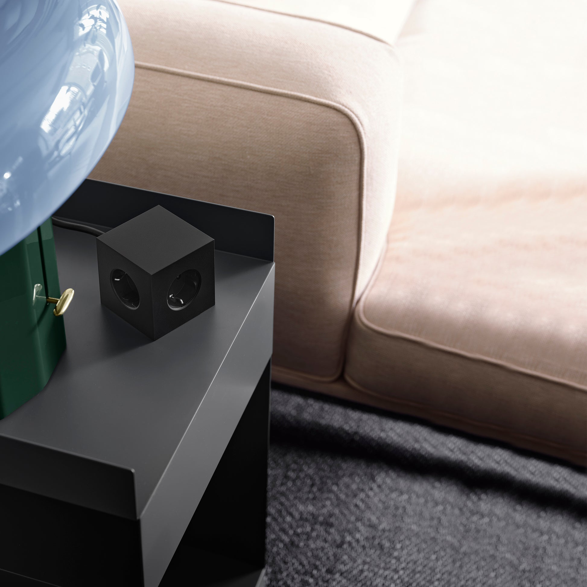 Avolt Square 1 Stekkerdoos & USB-C Oplader 3 meter│Stockholm Black│art. SQ1-EUFC30-30SB│op metalen kastje naast bank