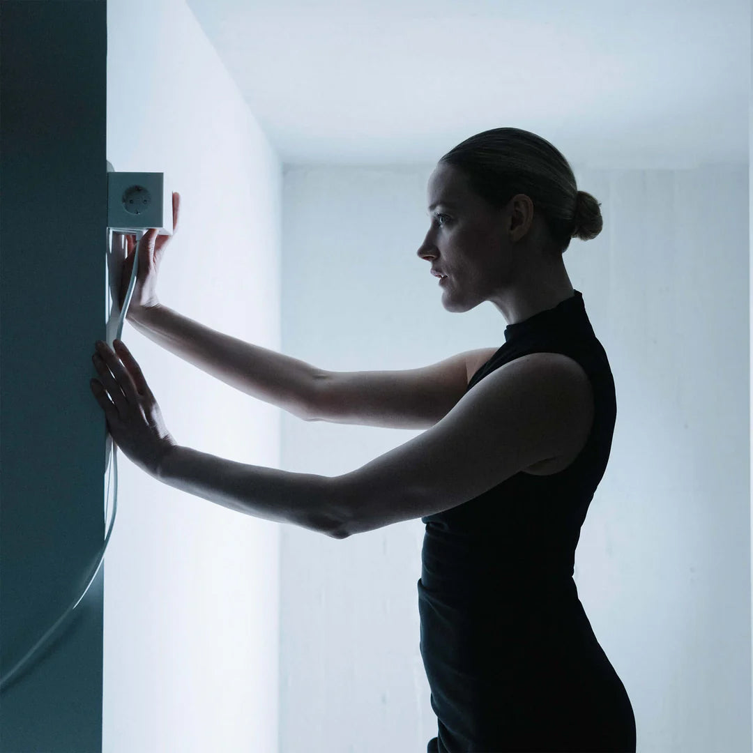 Avolt x Martinelli Luce Square 1 Stekkerdoos White│art. SQ1-SKFC20-18WH│bevestiging met magneet door vrouw