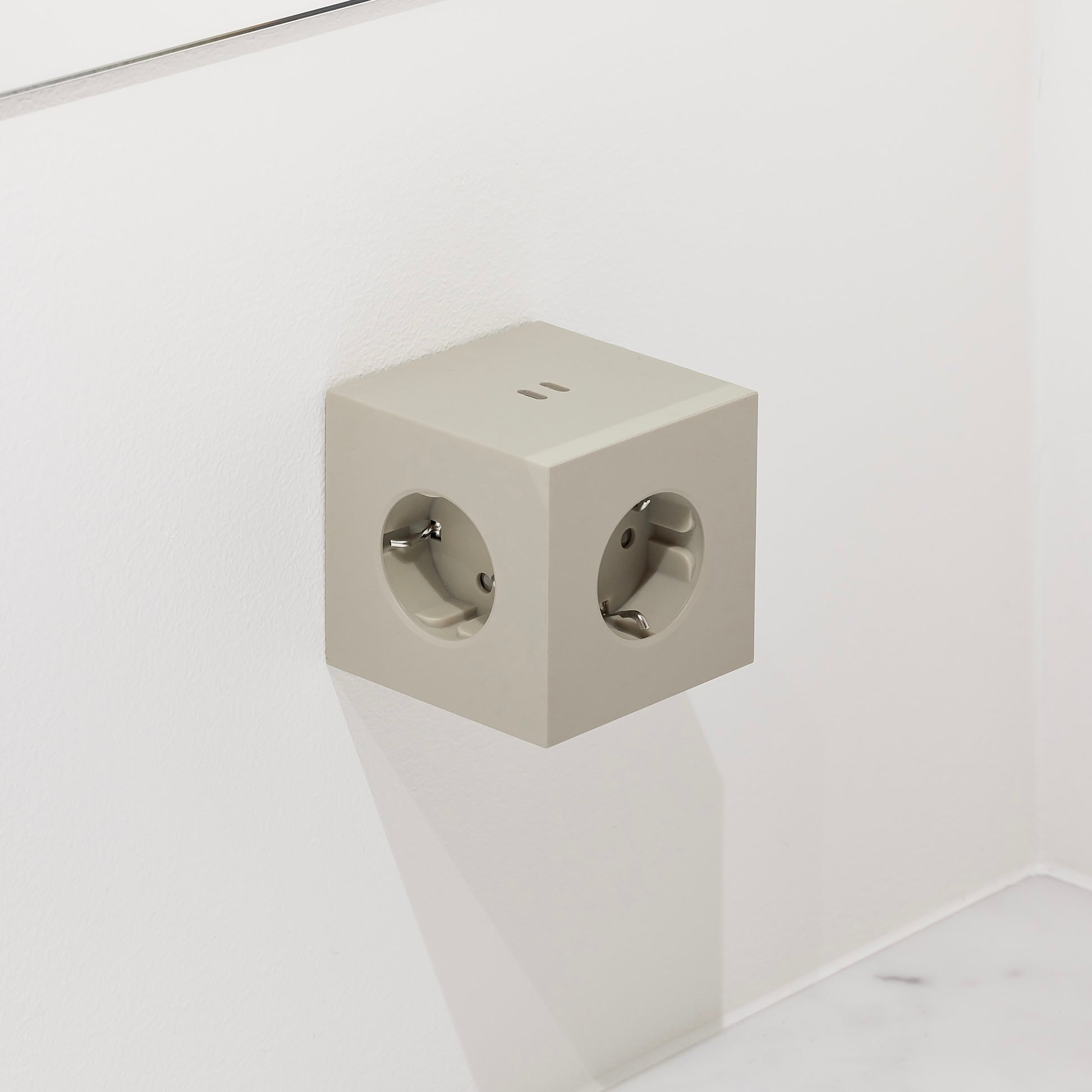 Avolt Square 2 Stekkerdoos & USB-C Oplader│Nomad Sand│art. SQ2-EUFC30-WMBE│in wandcontactdoos met USB-poorten aan bovenzijde