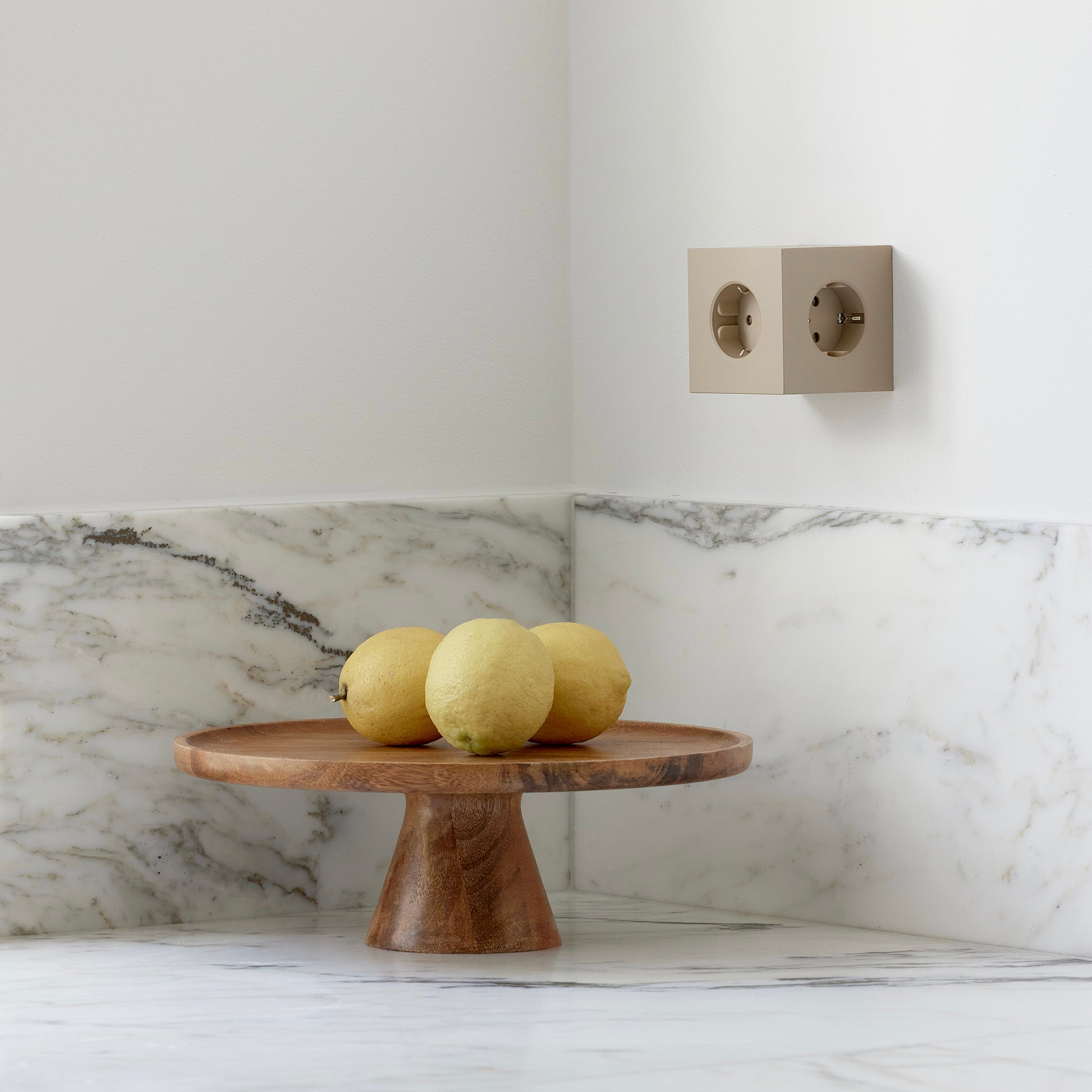 Avolt Square 2 Stekkerdoos & USB-C Oplader│Nomad Sand│art. SQ2-EUFC30-WMBE│in wandcontactdoos boven marmeren keuken