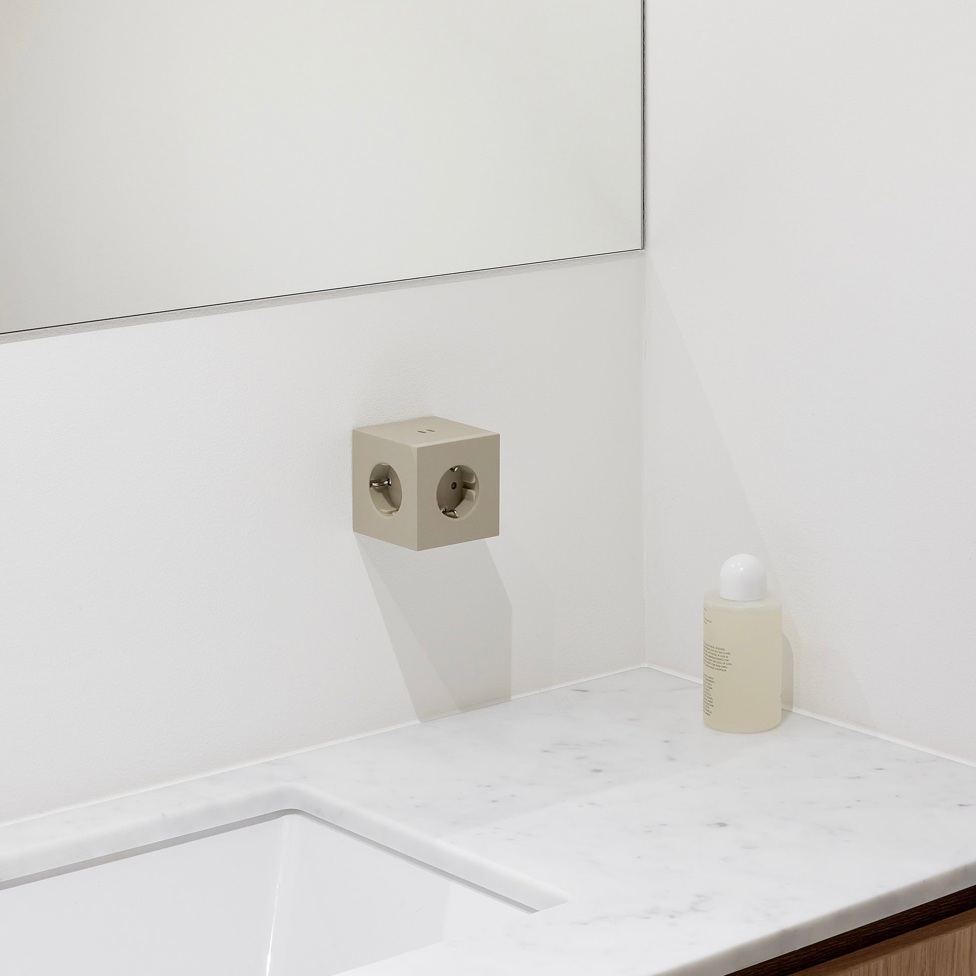 Avolt Square 2 Stekkerdoos & USB-C Oplader│Nomad Sand│art. SQ2-EUFC30-WMBE│in wandcontactdoos in badkamer