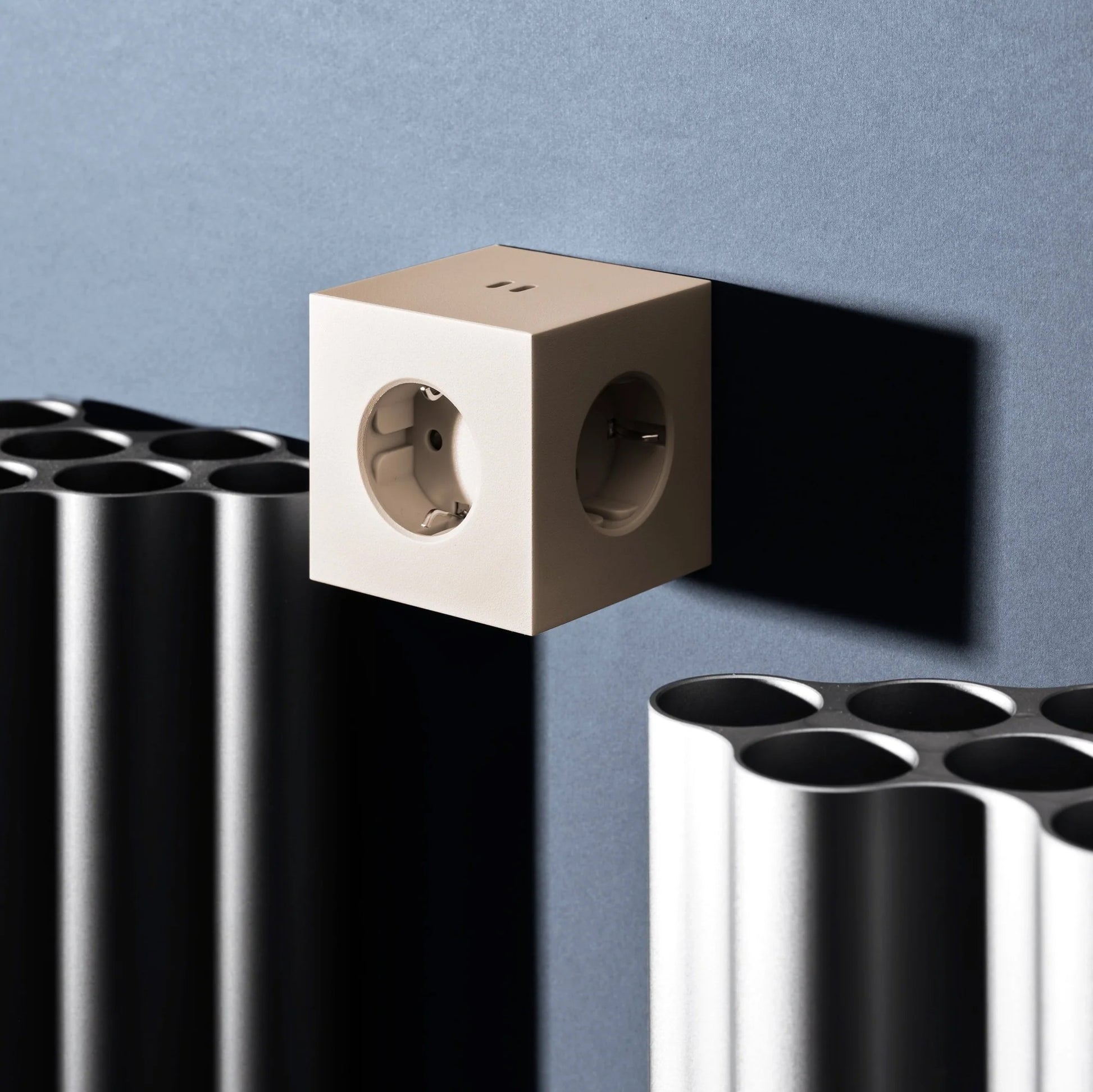 Avolt Square 2 Stekkerdoos & USB-C Oplader│Nomad Sand│art. SQ2-EUFC30-WMBE│in wandcontactdoos naast Vitra vazen