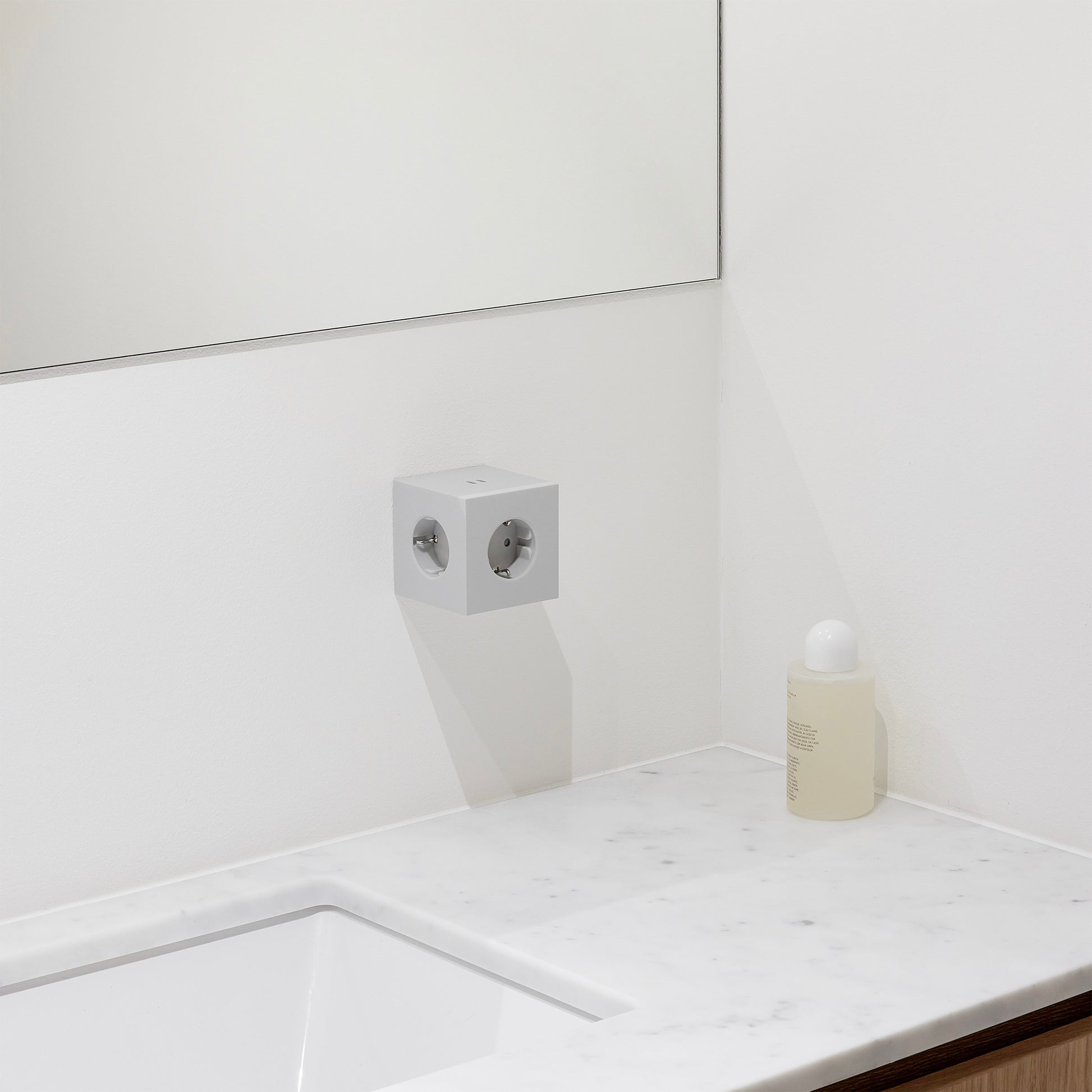 Avolt Square 2 Stekkerdoos & USB-C Oplader│Gotland Grey│art. SQ2-EUFC30-WMGG│in wandcontactdoos boven badkamermeubel