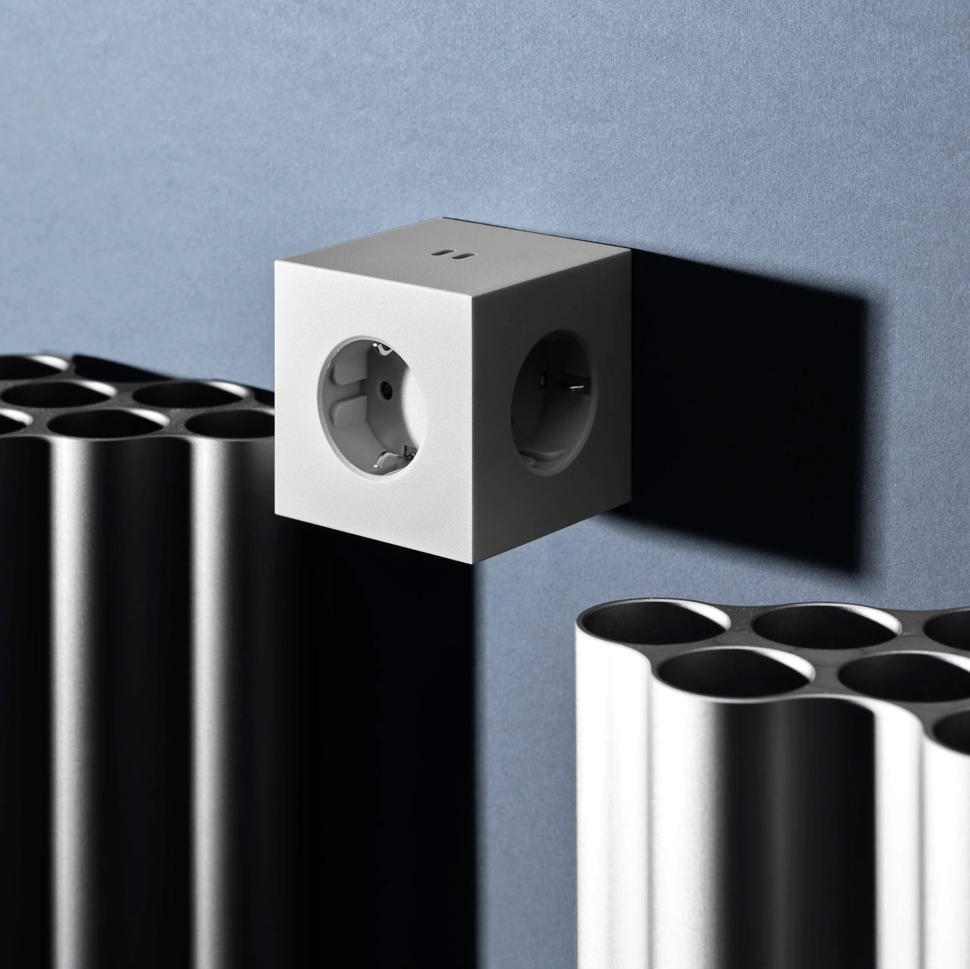Avolt Square 2 Stekkerdoos & USB-C Oplader│Gotland Grey│art. SQ2-EUFC30-WMGG│in wandcontactdoos boven Vitra Vazen