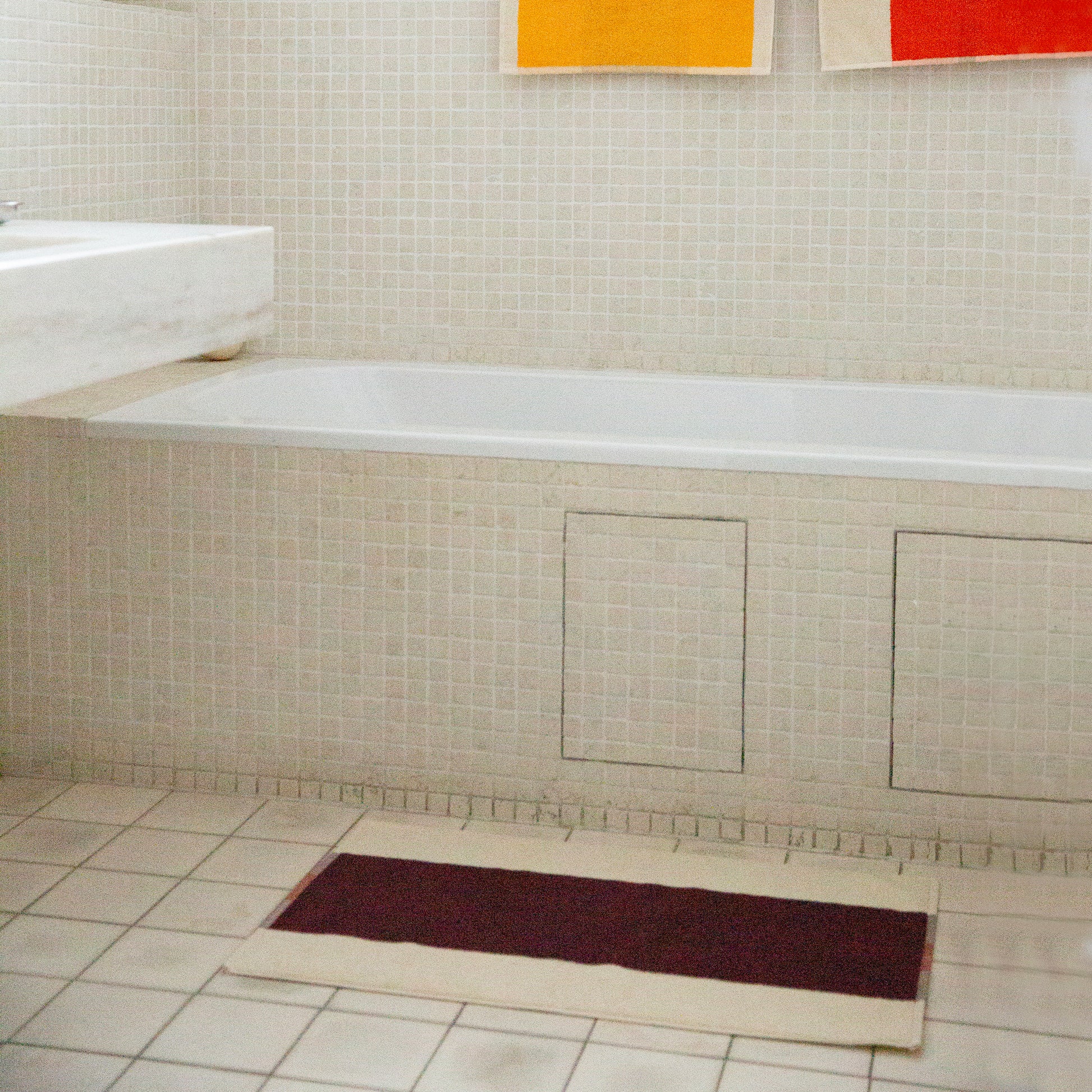 Badmat Martens & Martens Bordeaux&Orange│Suite702│art. MMBM50BOOR│op tegels in badkamer