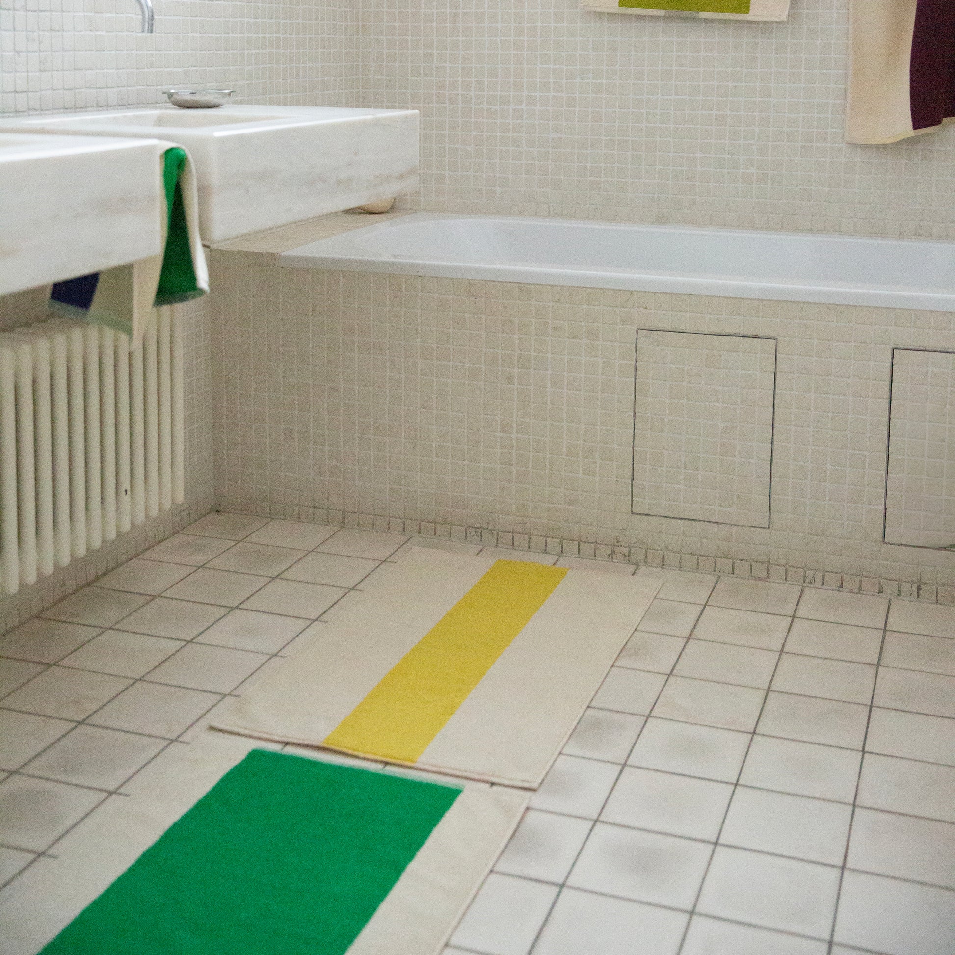 Badmat Martens & Martens Green&Honey│Suite702│art. MMBM50GRHO│met yellow peach samen in badkamer