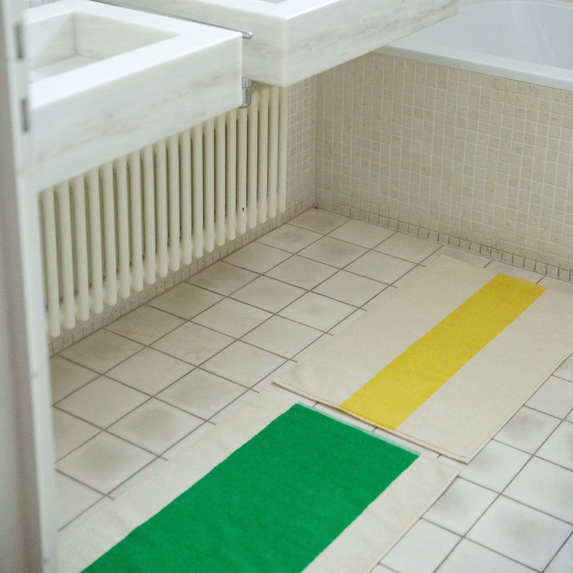Badmat Martens & Martens Green&Honey│Suite702│art. MMBM50GRHO│met yellow peach samen op tegelvloer