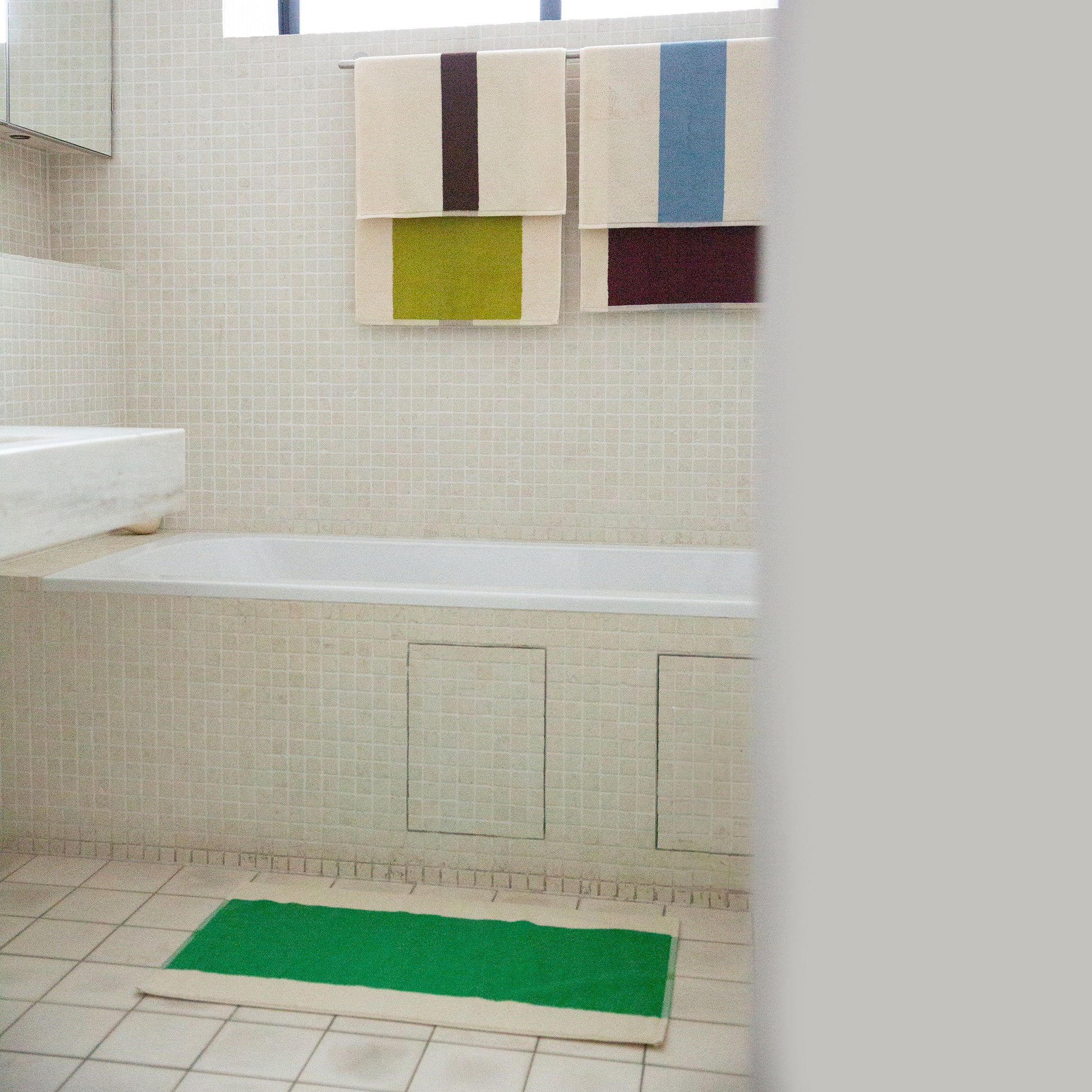 Badmat Martens & Martens Green&Honey│Suite702│art. MMBM50GRHO│groen kant boven in badkamer