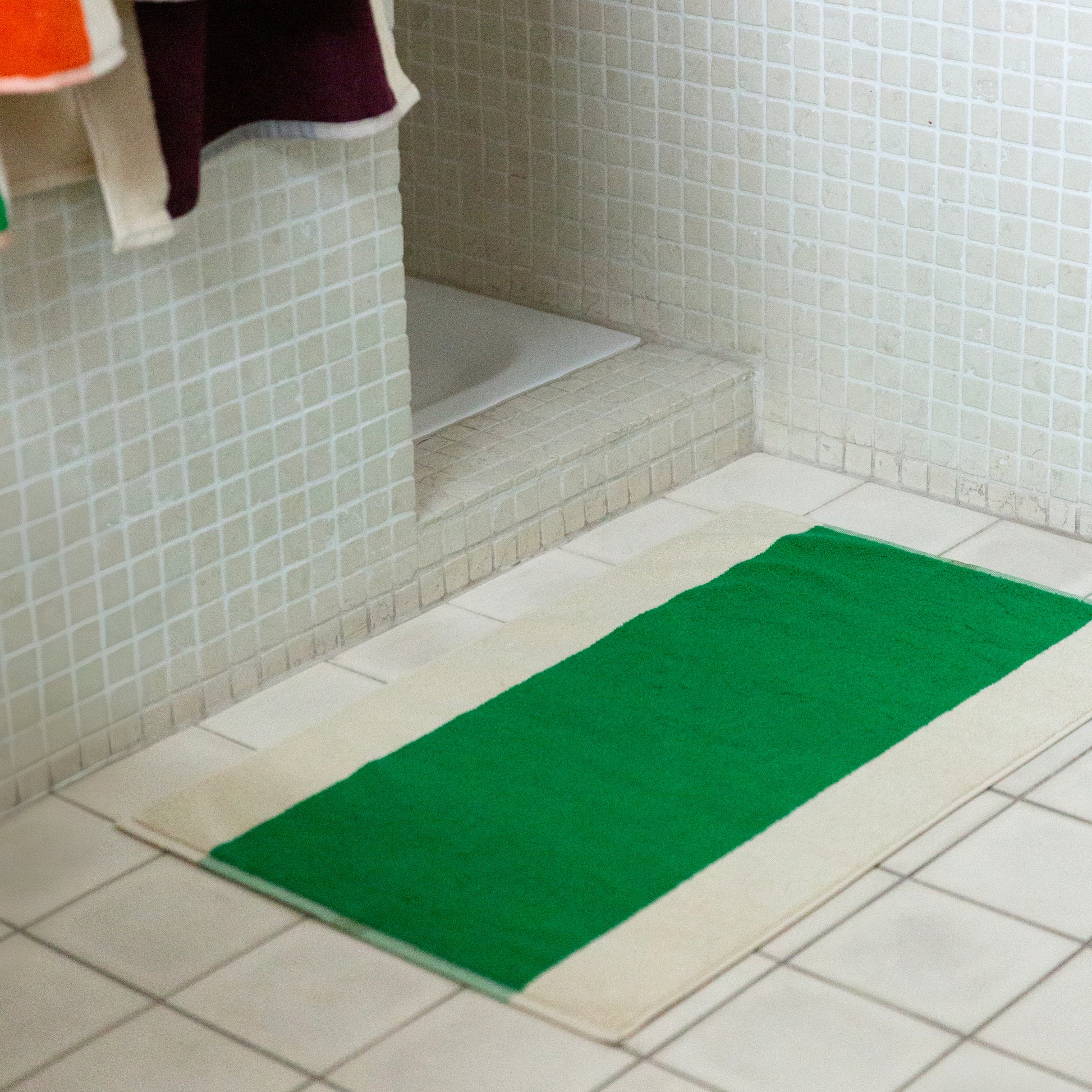 Badmat Martens & Martens Green&Honey│Suite702│art. MMBM50GRHO│met groene kant boven naast douche