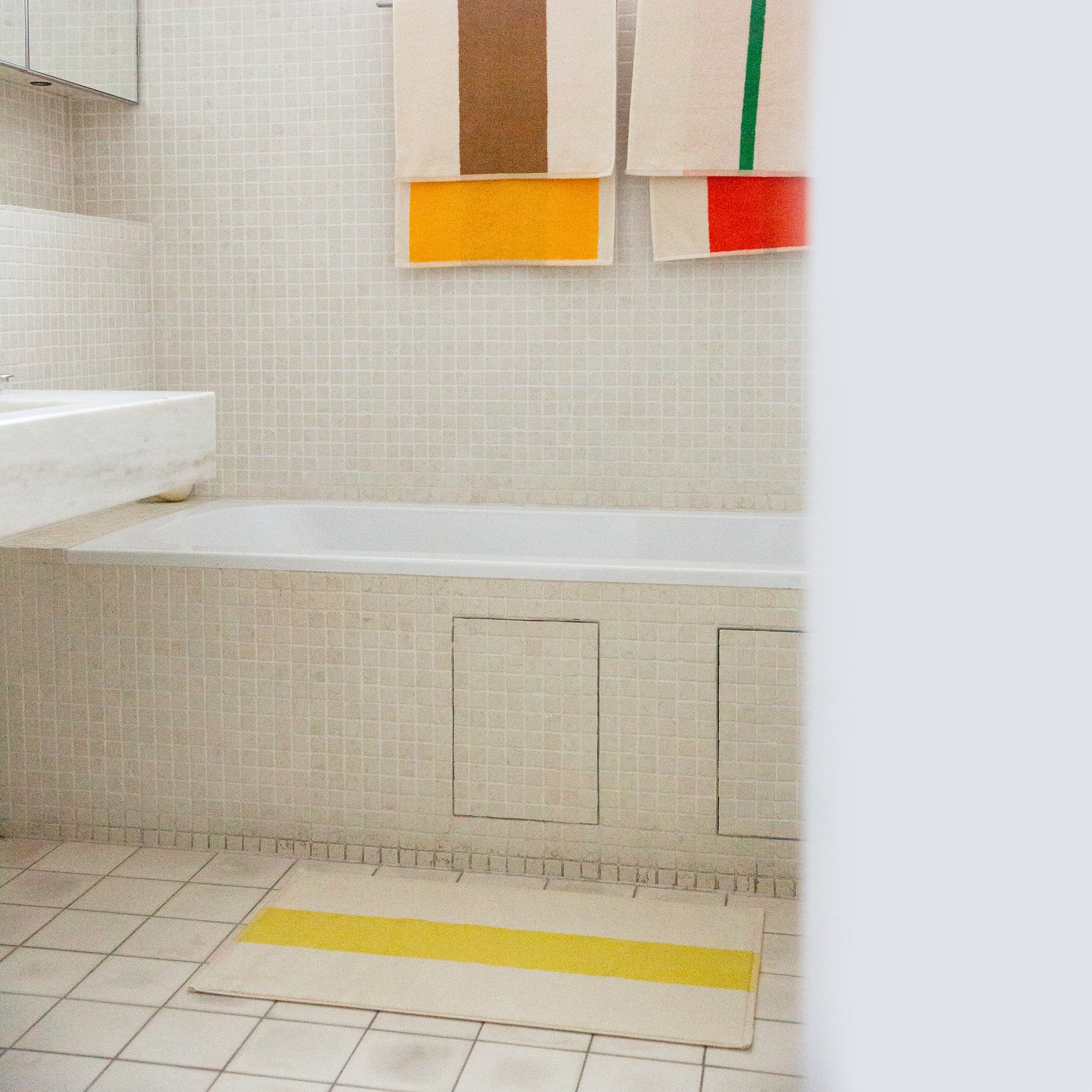 Badmat Martens&Martens Yellow&Peach│Suite702│art. MMBM50YEPE│geel boven in badkamer