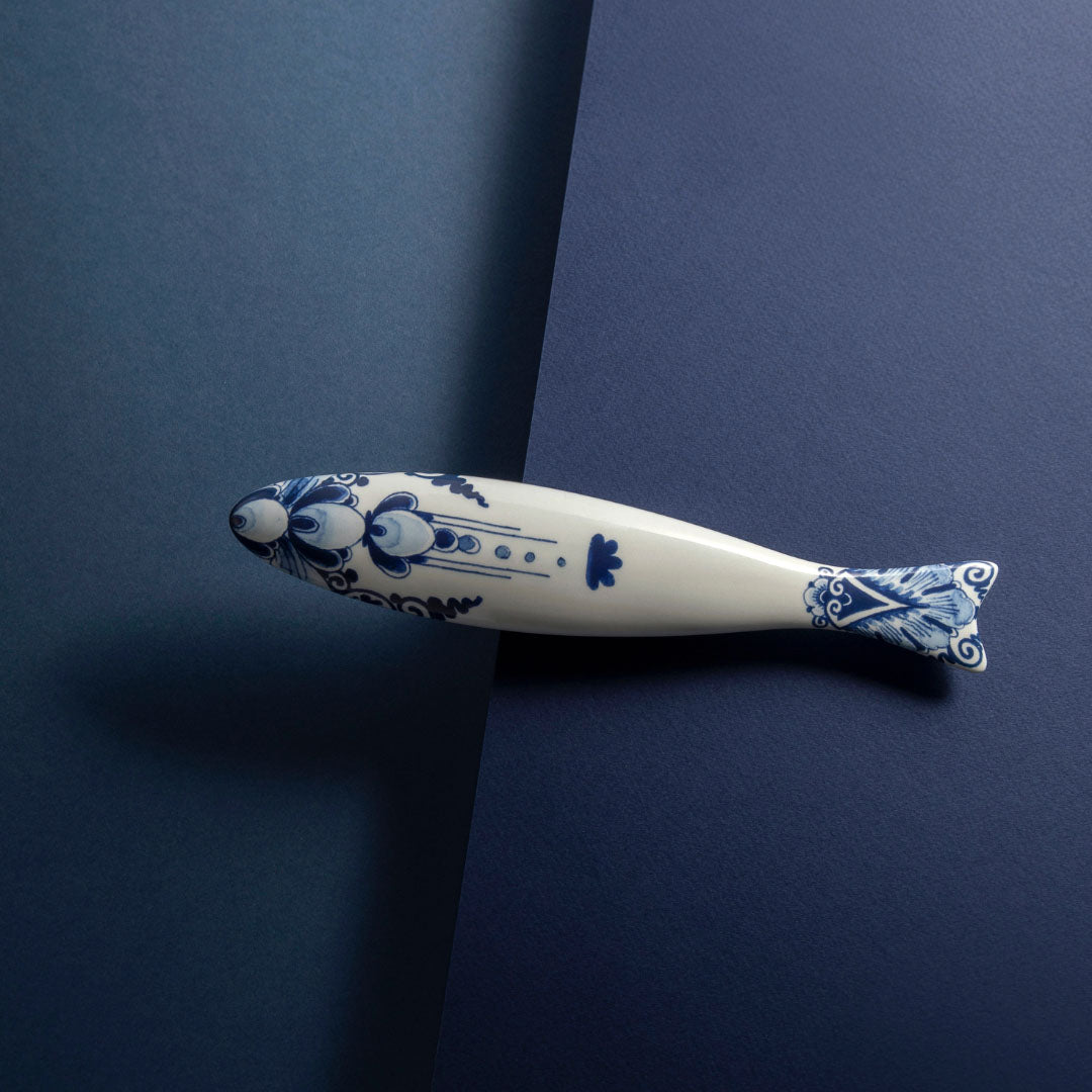 Blue Herring Art Deco│Royal Delft│art. 46502400│voorkant schuin op blauwe ondergrond