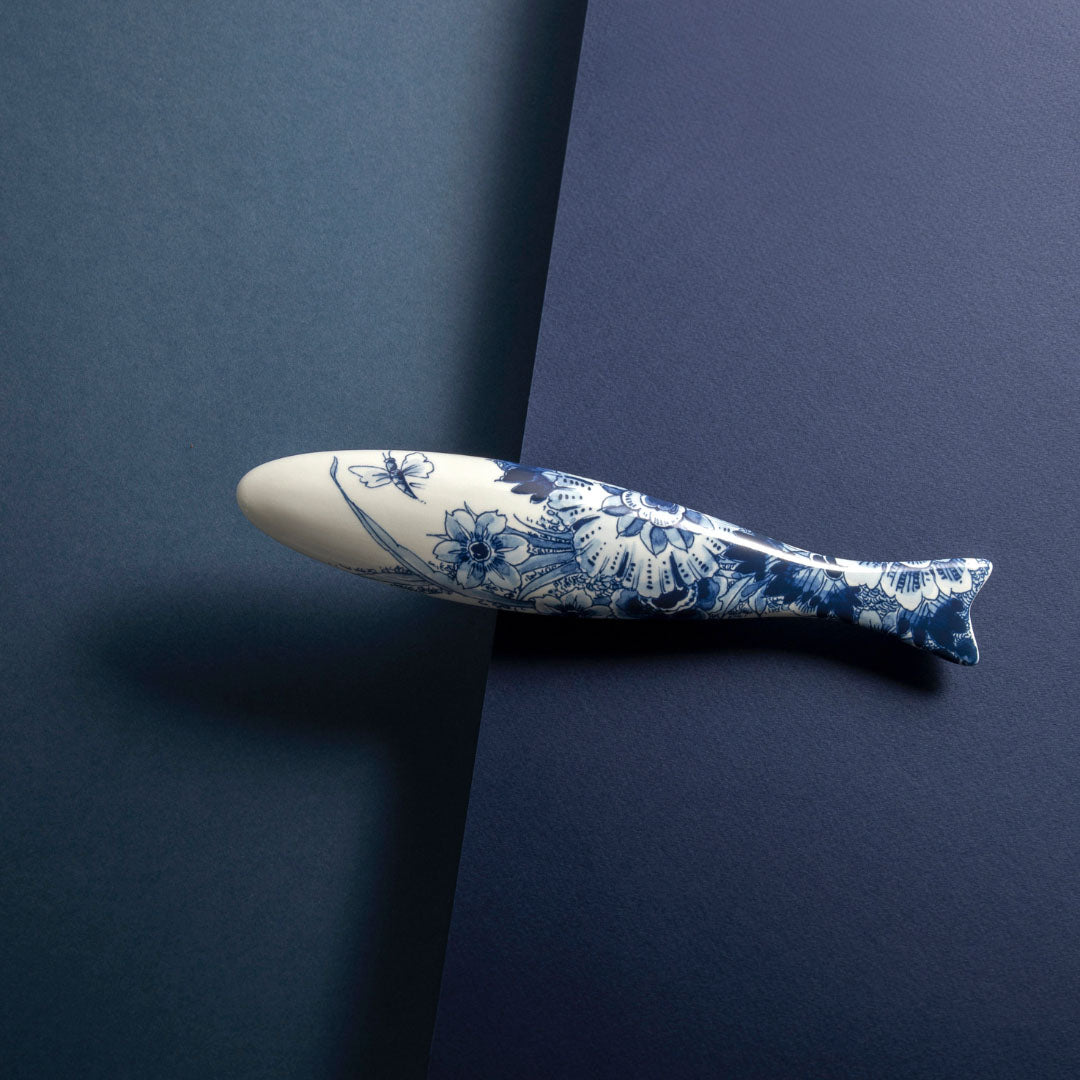 Blue Herring Dragonfly Flower│Royal Delft│art. 46502200│voorkant schuin op blauwe ondergrond