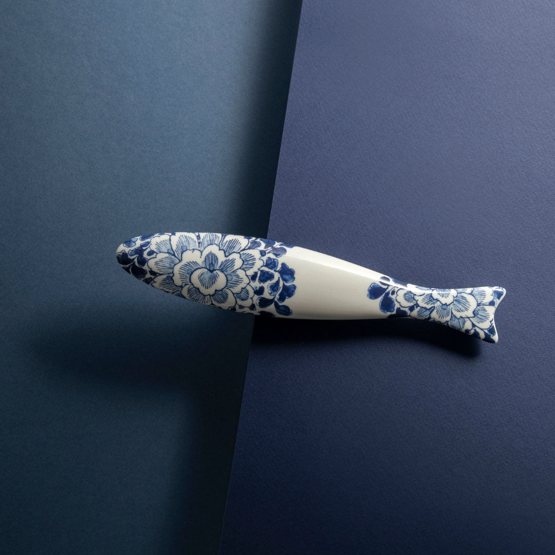 Blue Herring Flower Bed│Royal Delft│art. 46502500│voorkant schuin met blauwe achtergrond