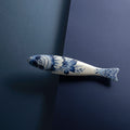 Blue Herring Flower Scales│Royal Delft│art. 46502300│voorkant schuin op blauwe ondergrond
