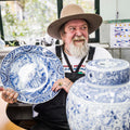 Bord Amsterdam Royal Delft│Henk Schiffmacher met Delfts Blauw bord in hand│art. 46724600