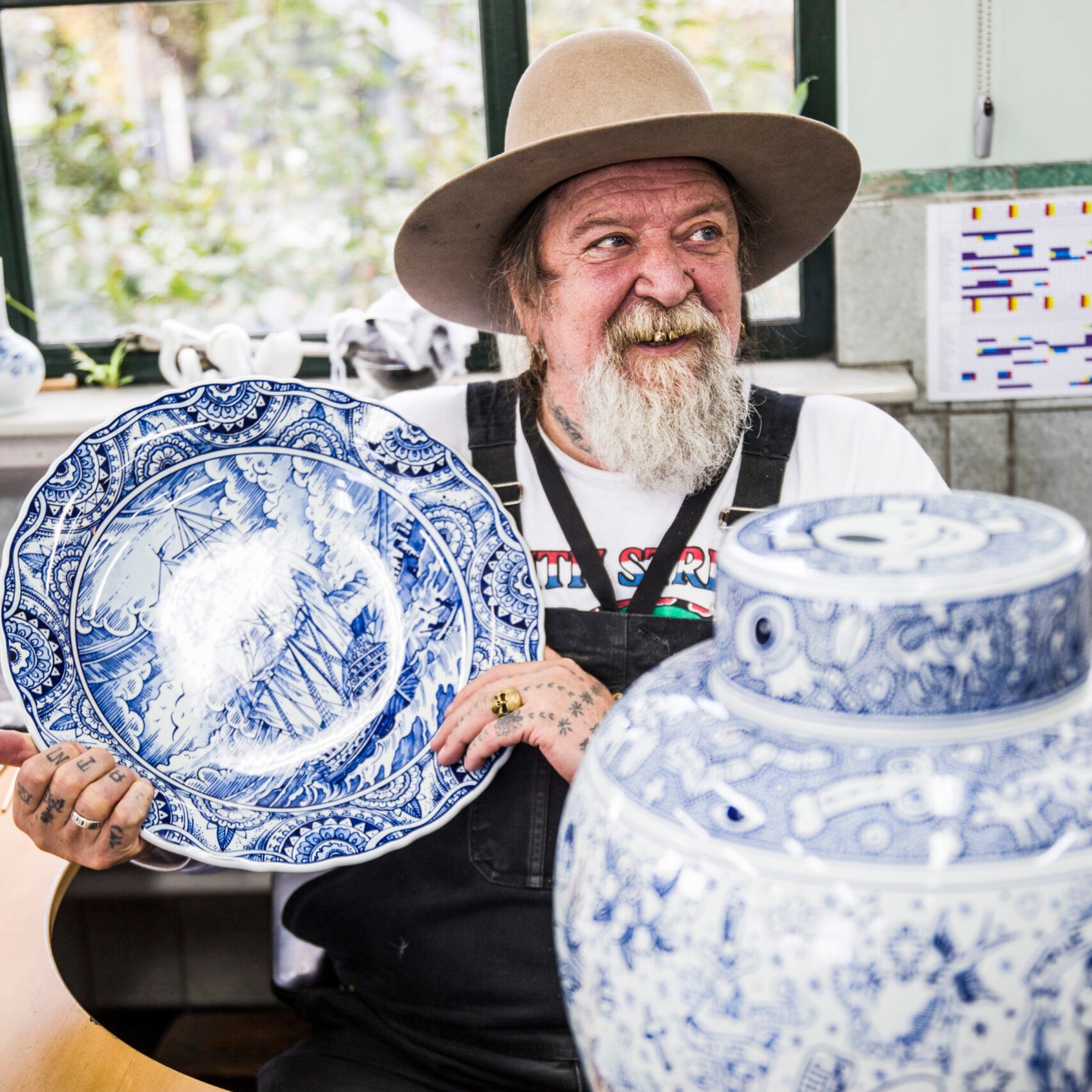 Bord Amsterdam Royal Delft│Henk Schiffmacher met Delfts Blauw bord in hand│art. 46724600