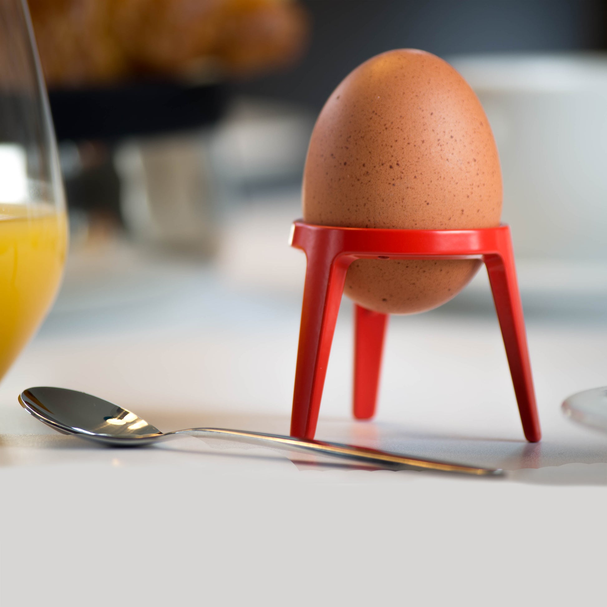 Eierdopjes Rocket Rood en Wit Brainstream│art. A004740│rode versie met ei op ontbijttafel