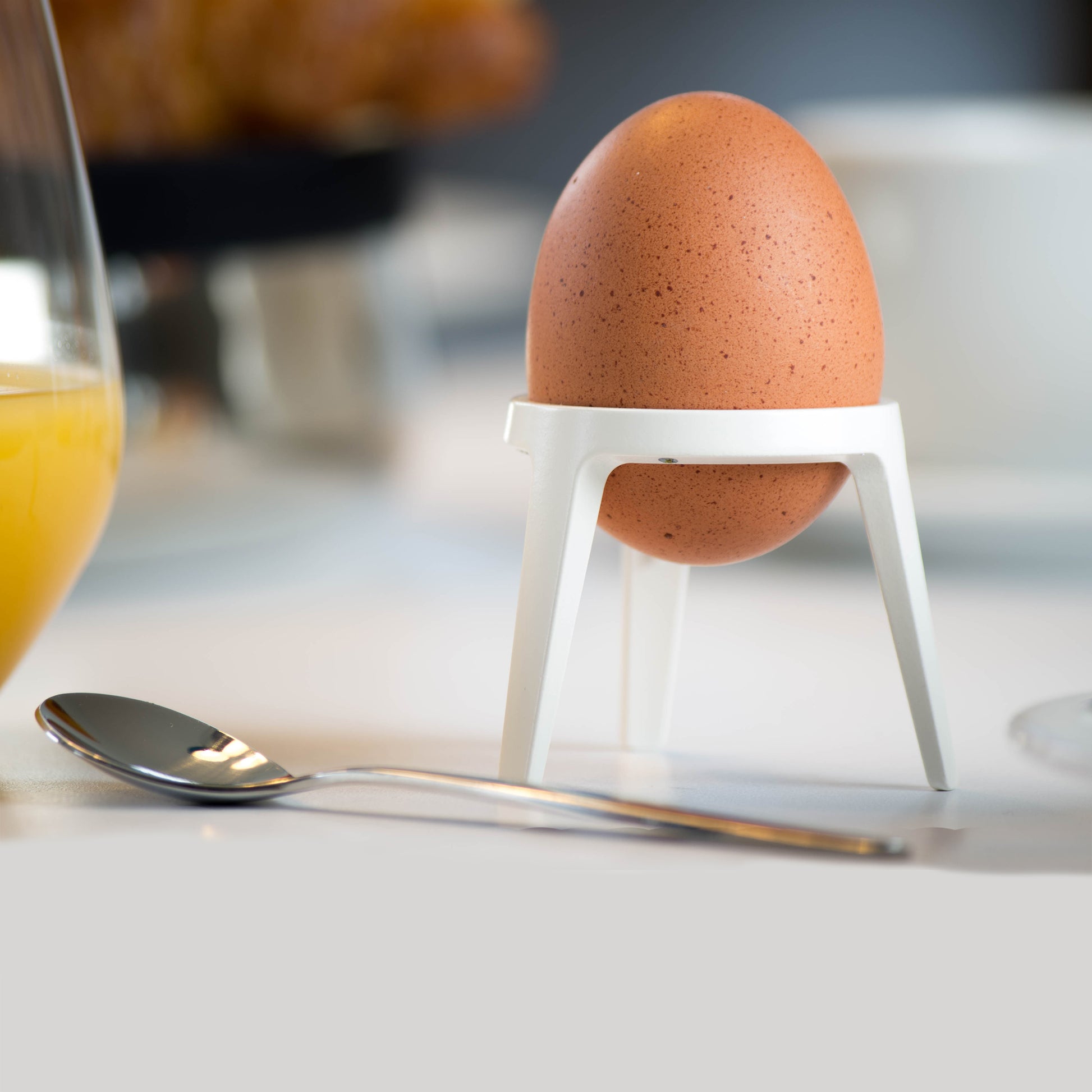 Eierdopjes Rocket Zwart en Wit Brainstream│art. A003051│witte versie op ontbijttafel