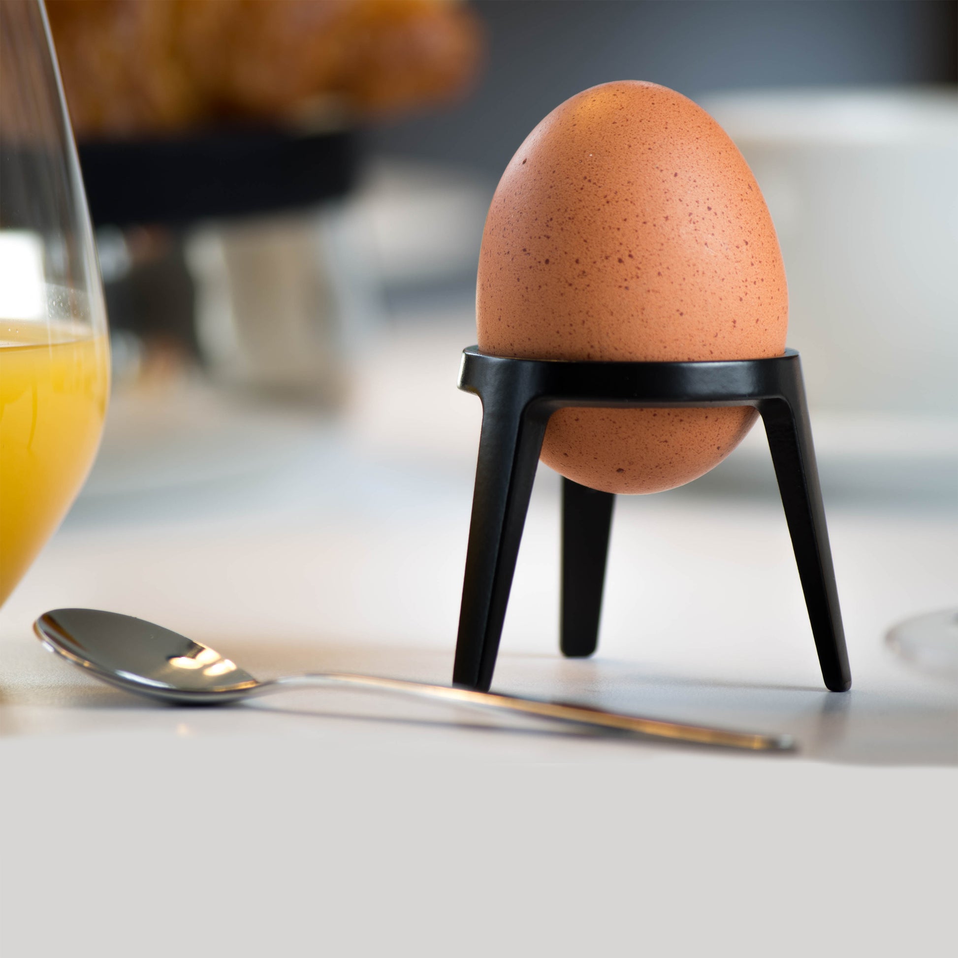 Eierdopjes Rocket Zwart en Wit Brainstream│art. A003051│zwarte verise met ei op ontbijttafel