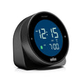 Braun Wekker BC24B-DCF Digitaal Zwart│Radiogestuurd│vooraanzicht schuin rechts met LCD-scherm verlicht