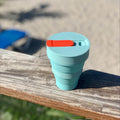 opvouwbare Koffiekop To-Go Mint│Lund London│art. 7434│op houten balustrade bij strand