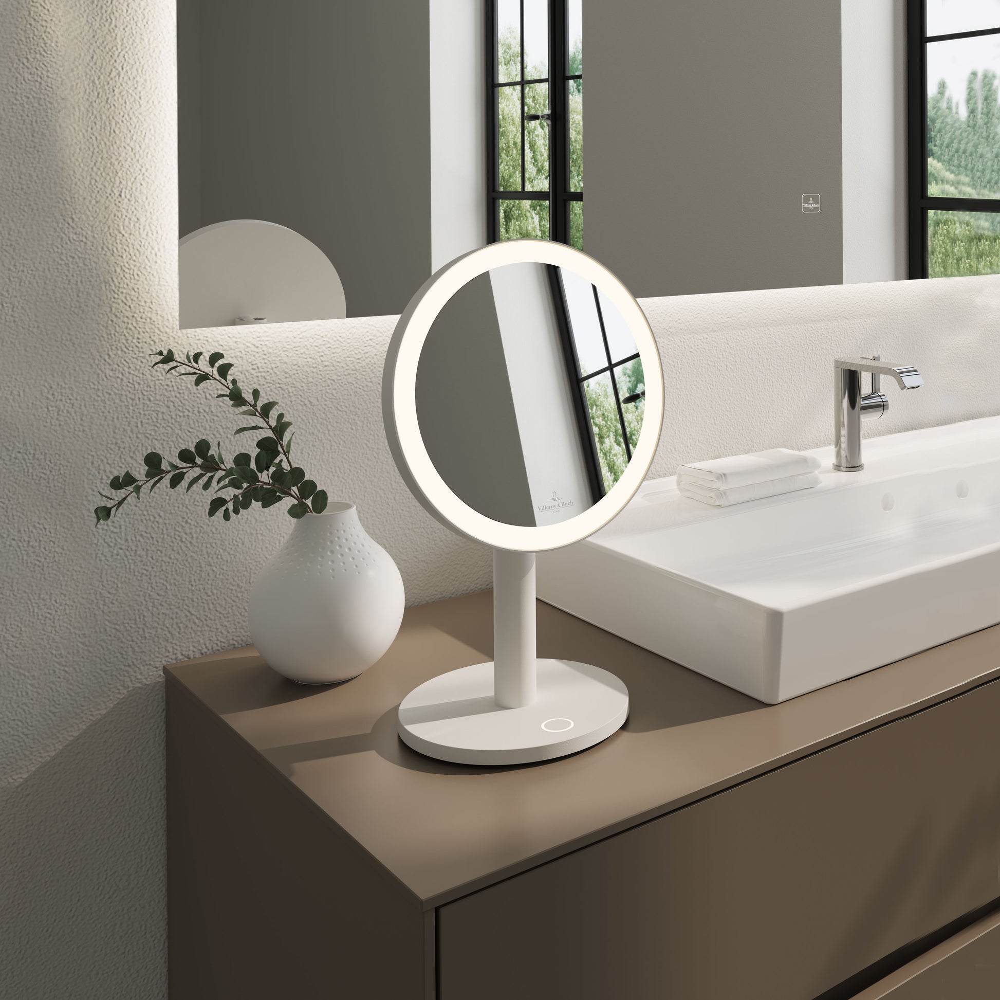 Como Kosmetische Spiegel Wit│Oplaadbare Verlichting│Villeroy & Boch│art. 97031│in badkamer met licht aan