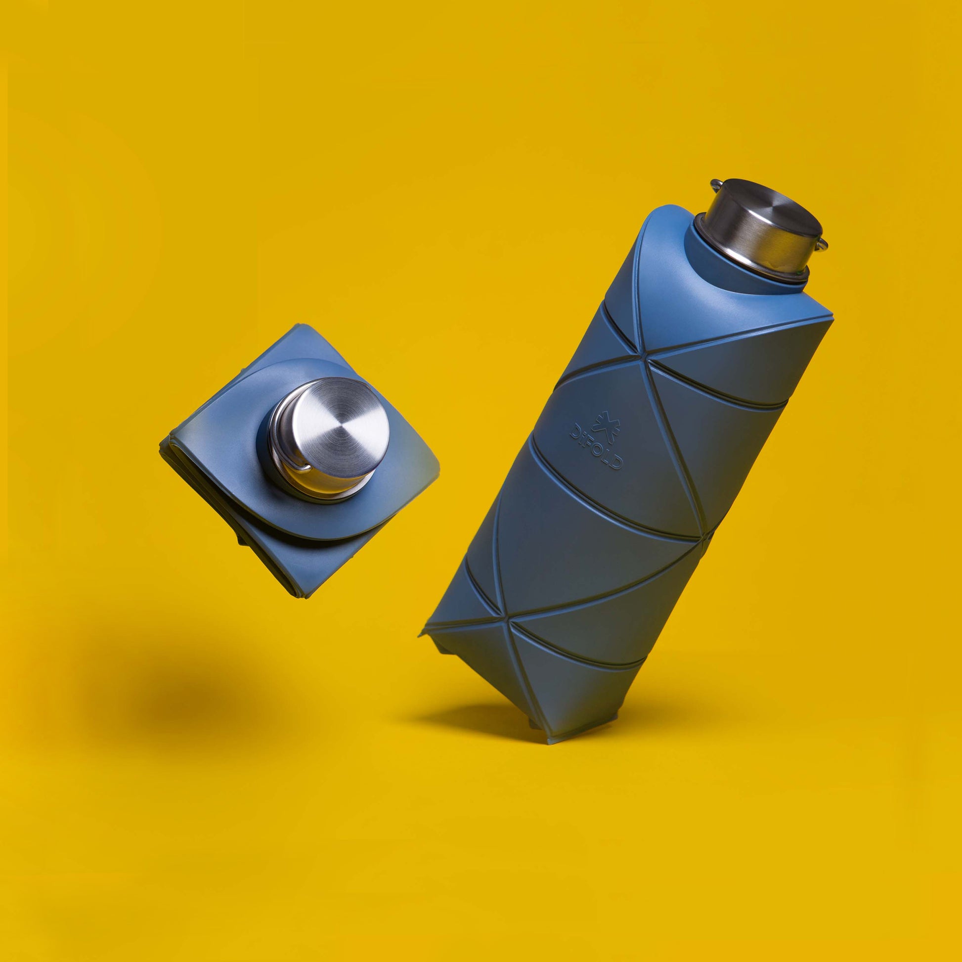 Difold Origami Waterfles Sleek Bue│art. DFOB25/750GSLBL│open en dichtgevouwen met gele achtergrond