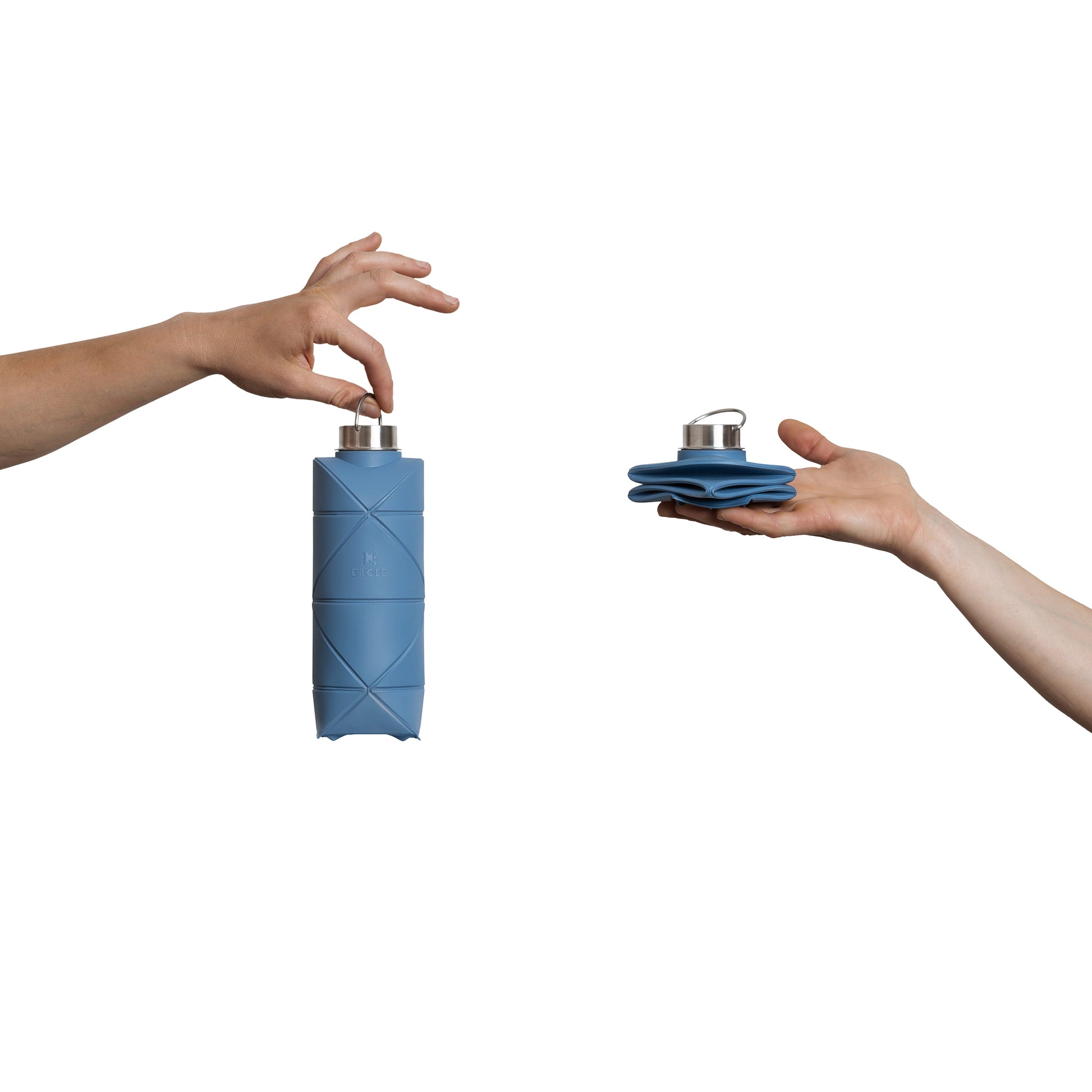 Difold Origami Waterfles Sleek Bue│art. DFOB25/750GSLBL│open en dichtgevouwen in hand vastgehouden