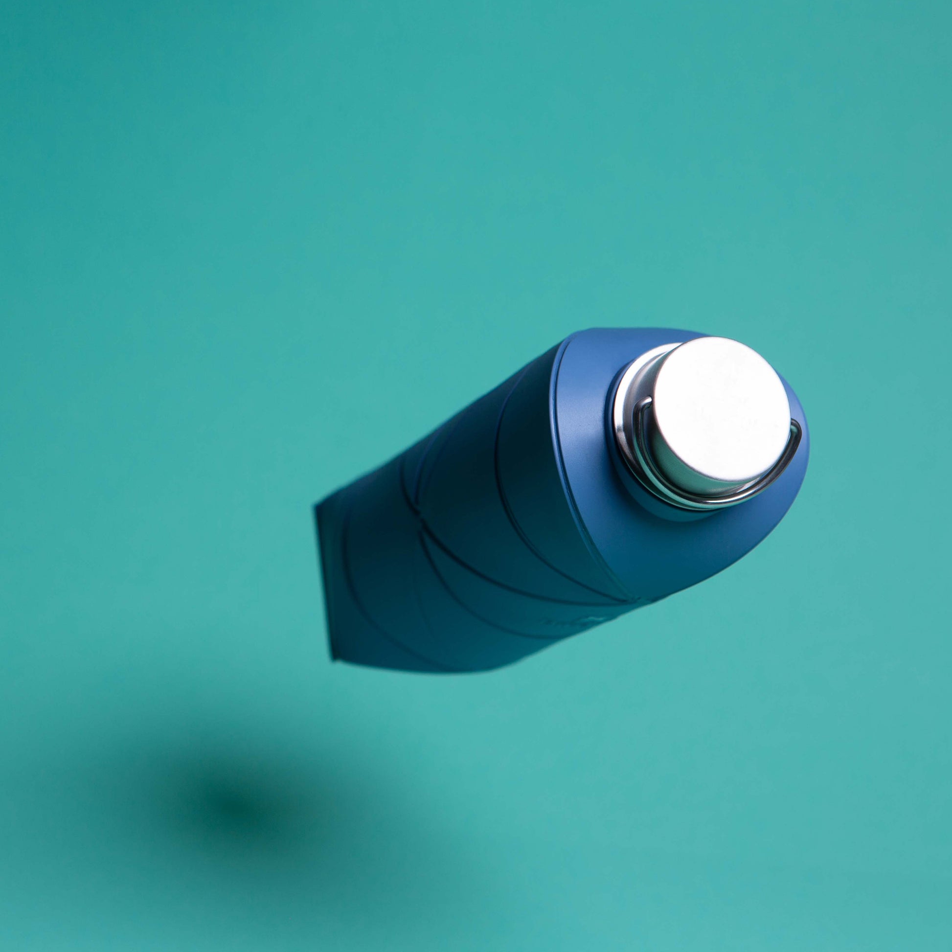 Difold Origami Waterfles Sleek Bue│art. DFOB25/750GSLBL│open gevouwen zwevend met blauwe achtergrond