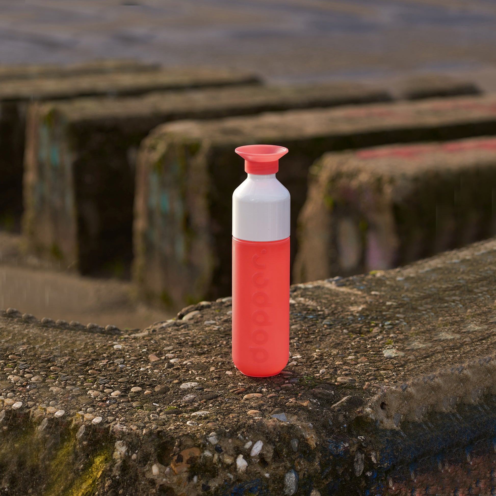 Dopper Original Coral Splash│Waterfles 450ml│art. 5197│op betonnen muurtje naast zee