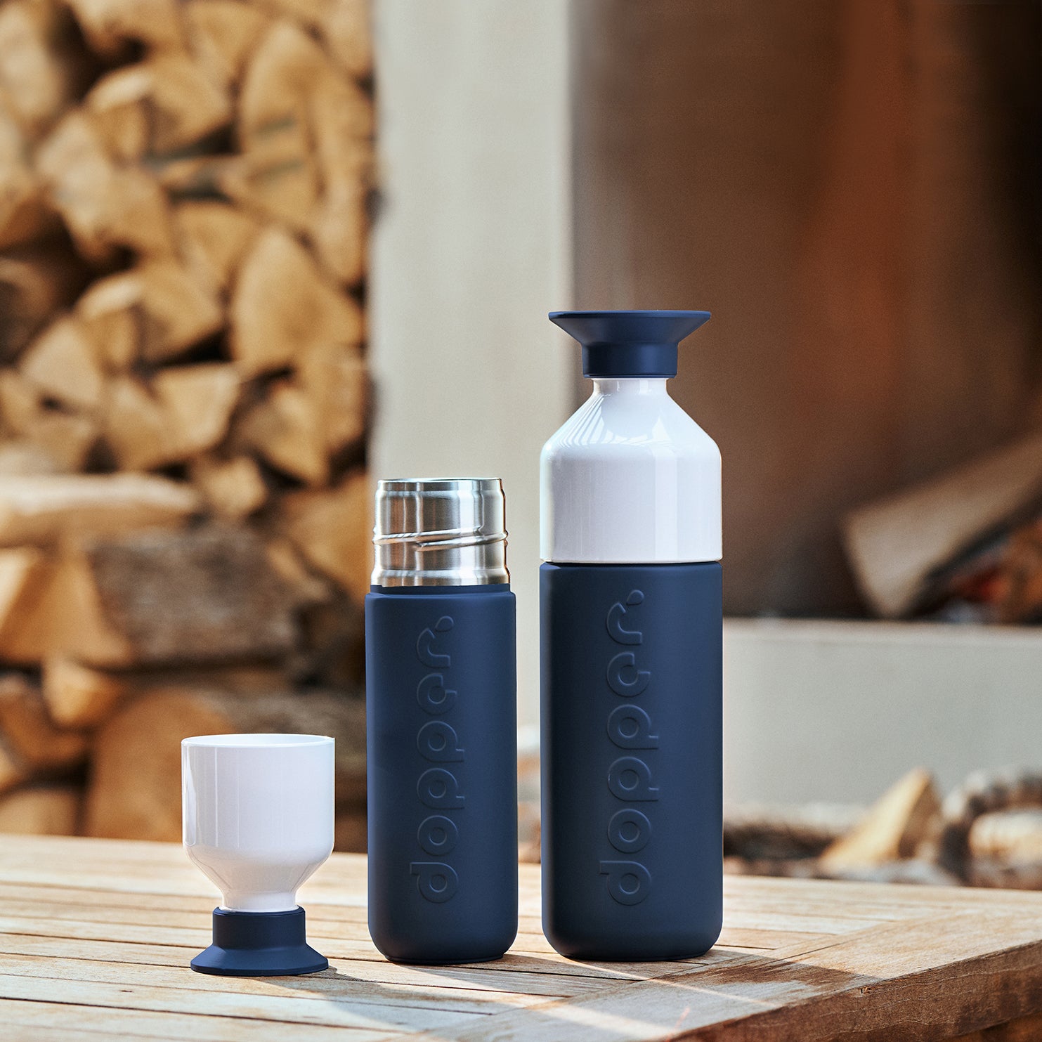 Dopper Insulated Breaker Blue│Thermosfles 350ml Blauw│art. 3414│grote en kleine maat op houten tafel voor haardvuur