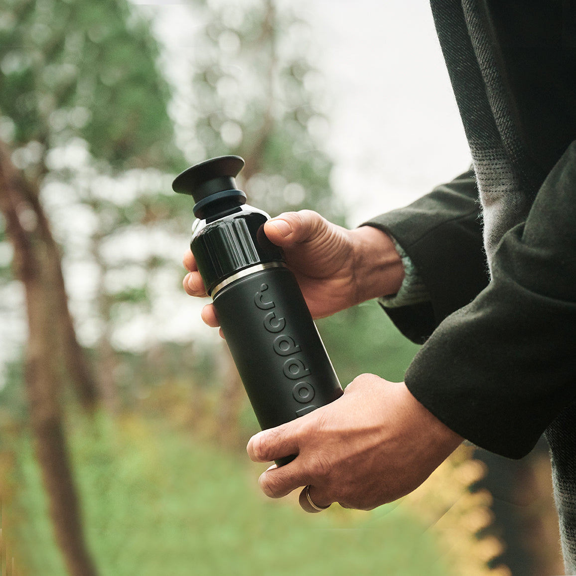 Dopper Insulated Large Blazing Black│Thermosfles 580ml Zwart│art. 2035│man draait beker los van fles
