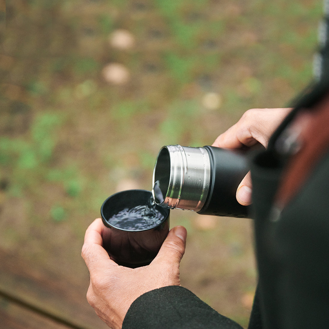 Dopper Insulated Large Blazing Black│Thermosfles 580ml Zwart│art. 2035│man schenkt water in beker