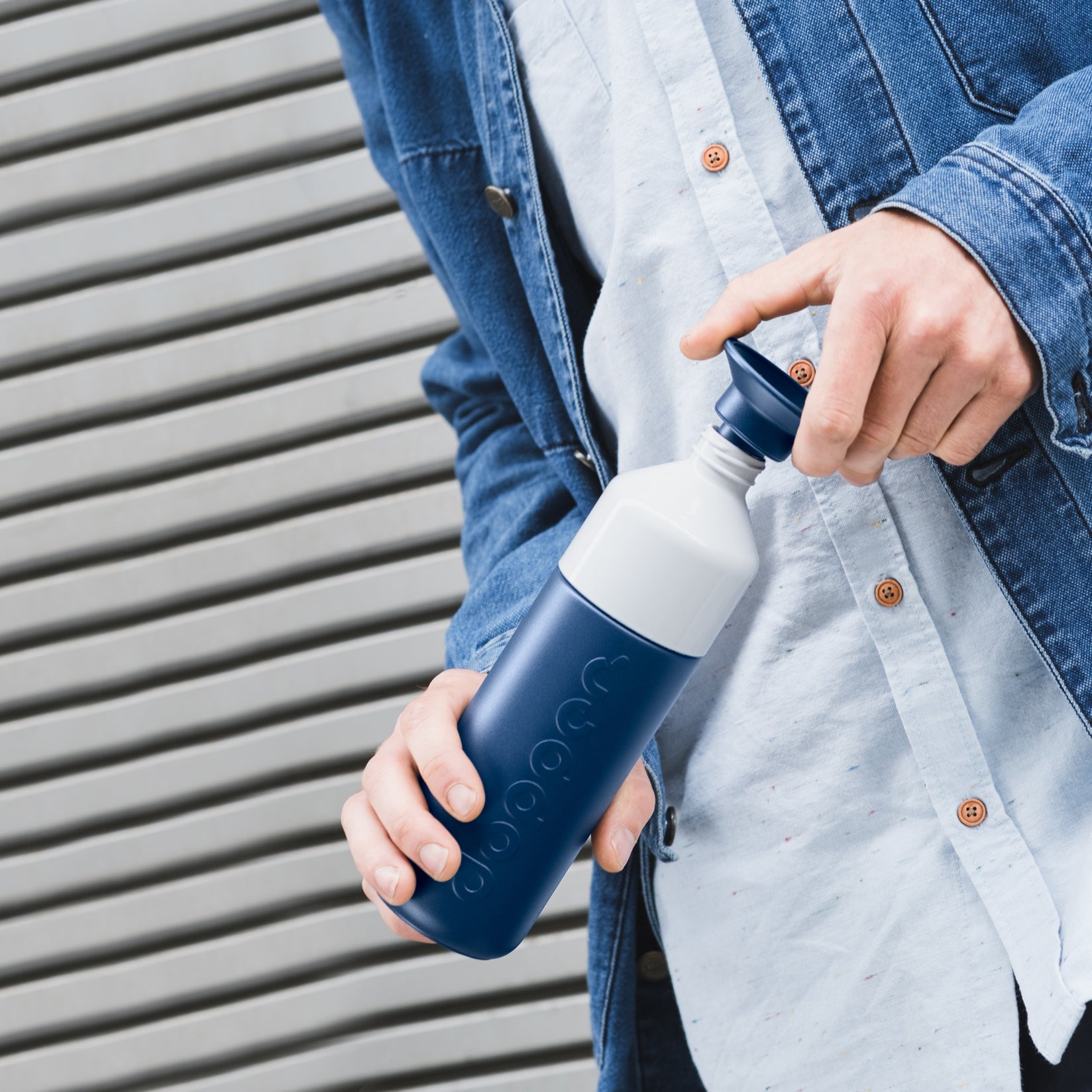 Dopper Insulated large Breaker Blue│Thermosfles 580ml Blauw│art. 3391│mand draait dop van fles