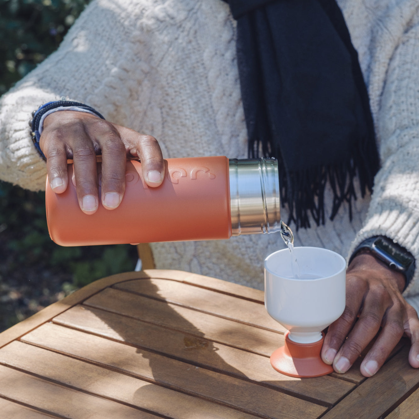 Dopper Insulated Large Terracotta Tide│Thermosfles 580ml Roodbruin│art. 3384│man schenkt water in beker