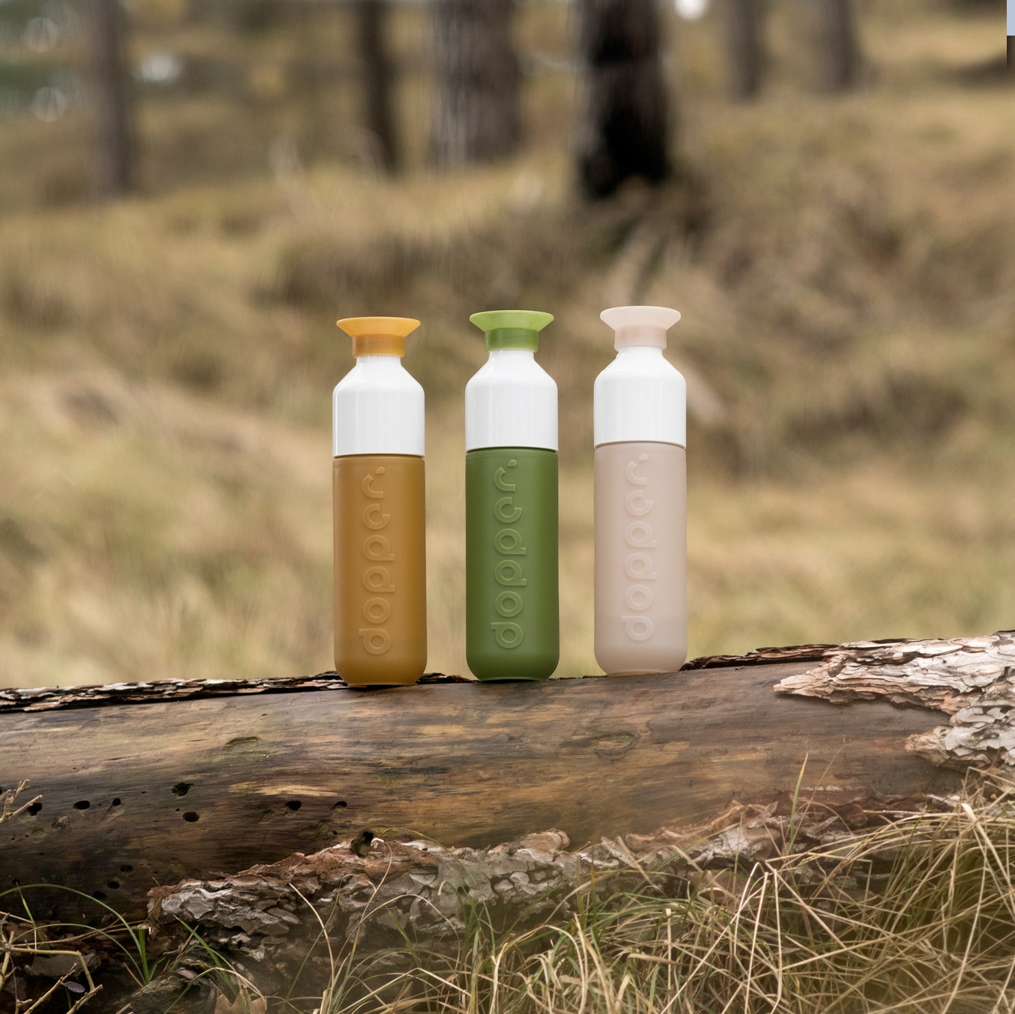 Dopper Original Harvest Sun│Waterfles 450ml Beige│art. 3780│3 kleuren op boomstam in bos