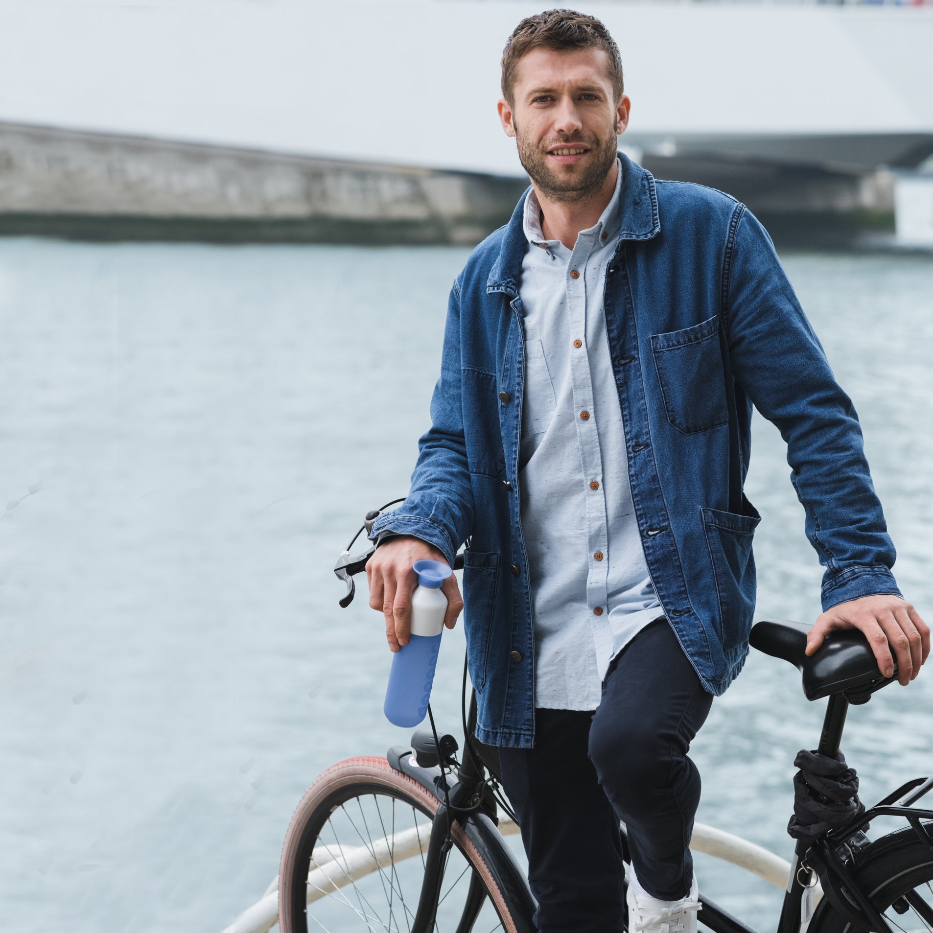 Dopper Original Pacific Blue│Waterfles 450ml Blauw│art. 0840│fietser met dopper in hand