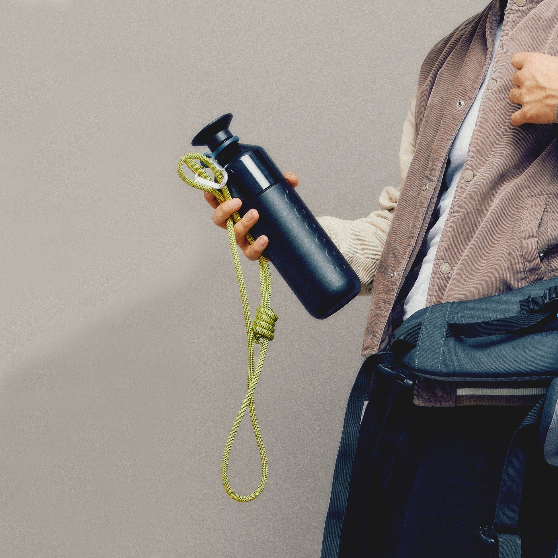Dopper Insulated 1L Blazing Black│art. 5654│in hand met klimtouw