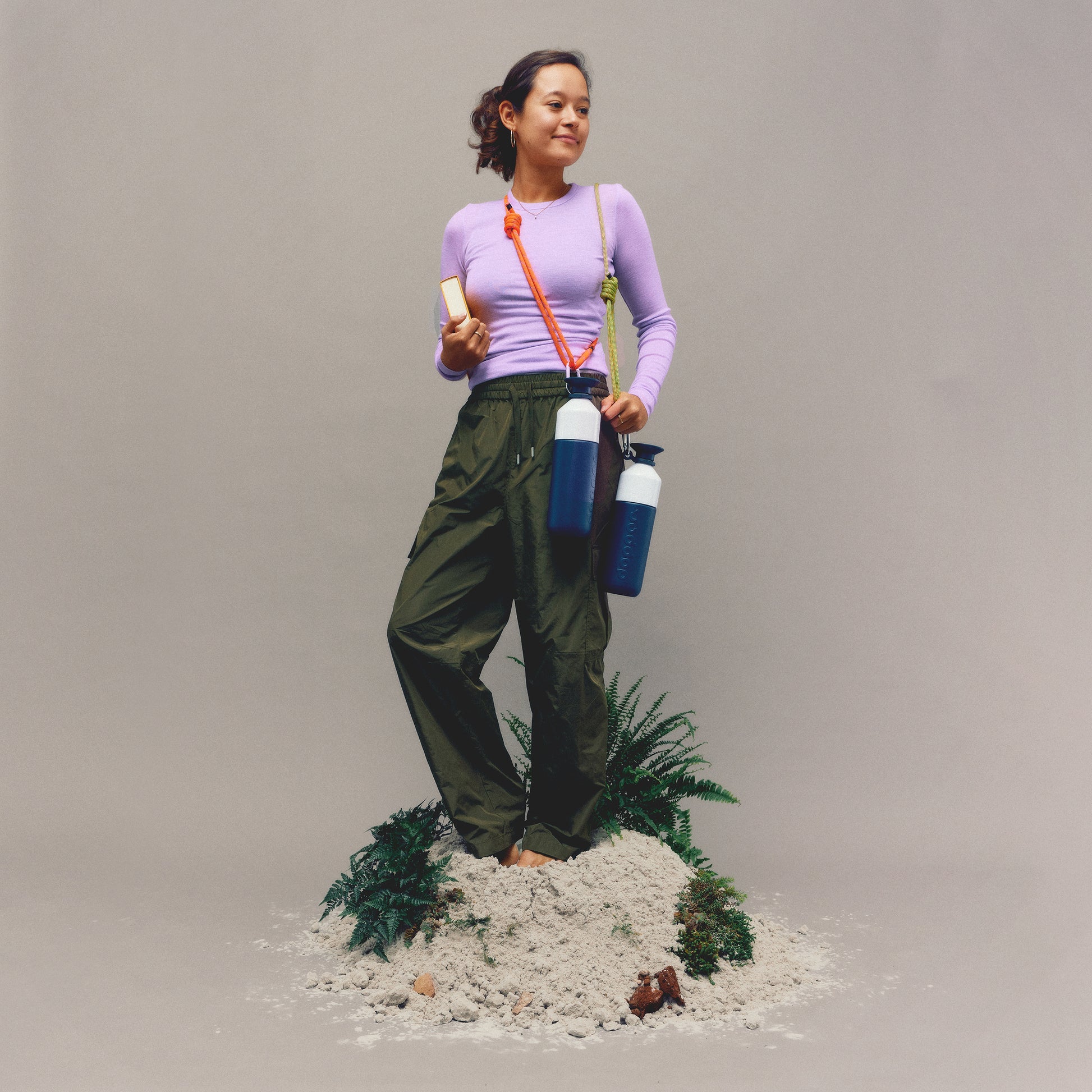Dopper Insulated X-Large Breaker Blue│Thermosfles 1L│art. 5661│vrouw op hppje zand met twee flessen om heup