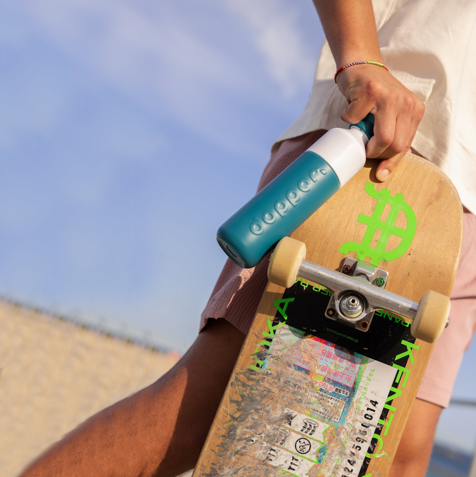 Dopper Insulated Small Green Lagoon│Thermosfles 350ml Groen│art. 5333│skater houdt board en fles samen vast