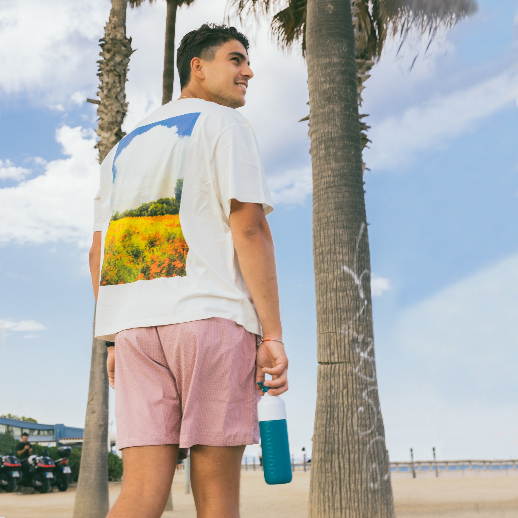 Dopper Insulated Large Green Lagoon│Thermosfles 580ml│art. 5236│man naast palmboom op strand met fles in hand