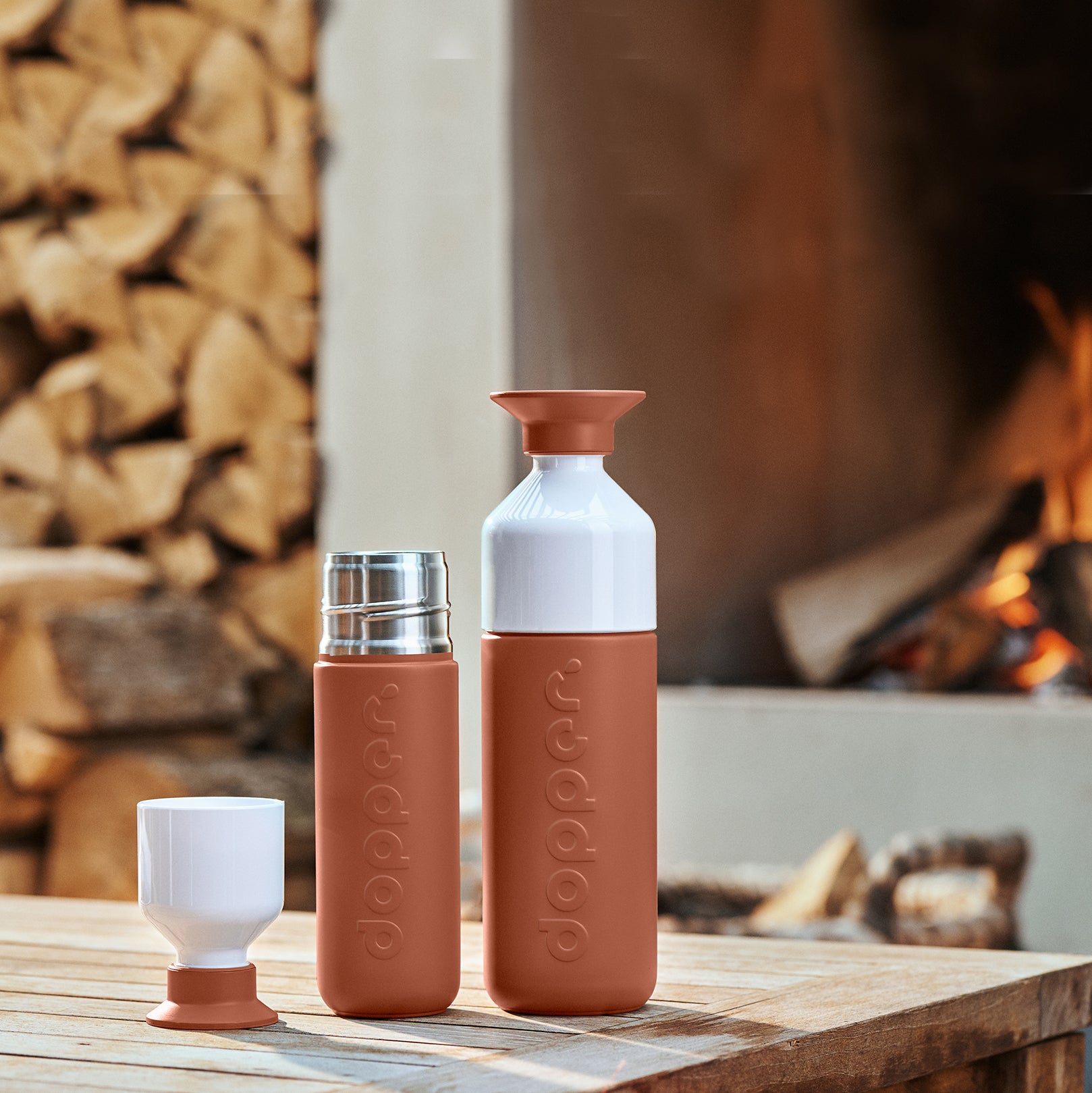 Dopper Insulated Large Terracotta Tide│Thermosfles 580ml Roodbruin│art. 3384│op houten tafel voor haardvuur