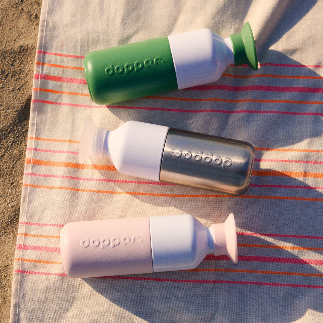 Dopper Steel Soft Pink│Waterfles 350 ml│art. 7283│diverse kleuren op handdoek op strand